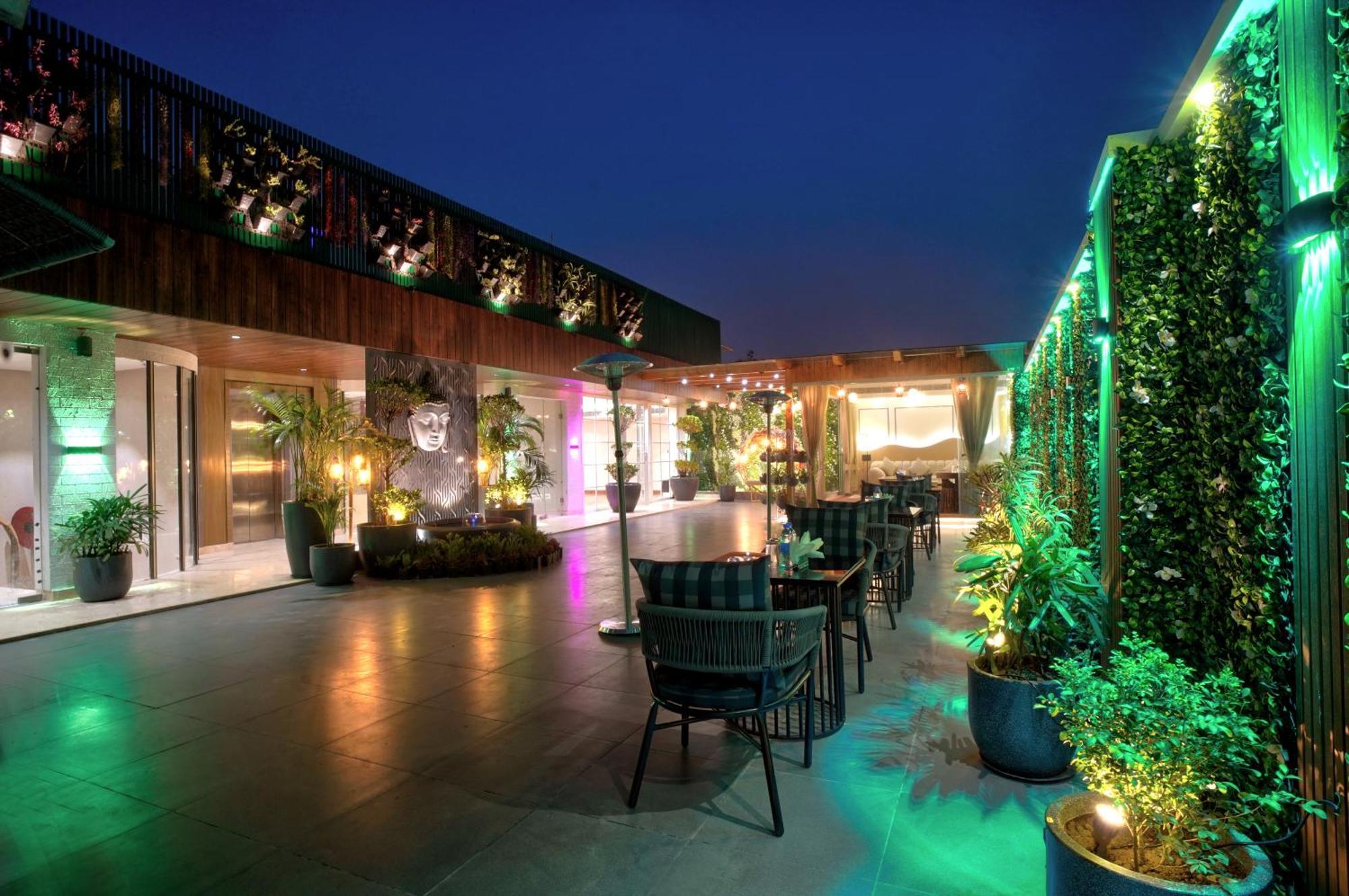 Hotel Newly Built Gold The Royal With Rooftop Restaurant - 2mins Walk From Rail Station & 5mins From Connaught Place