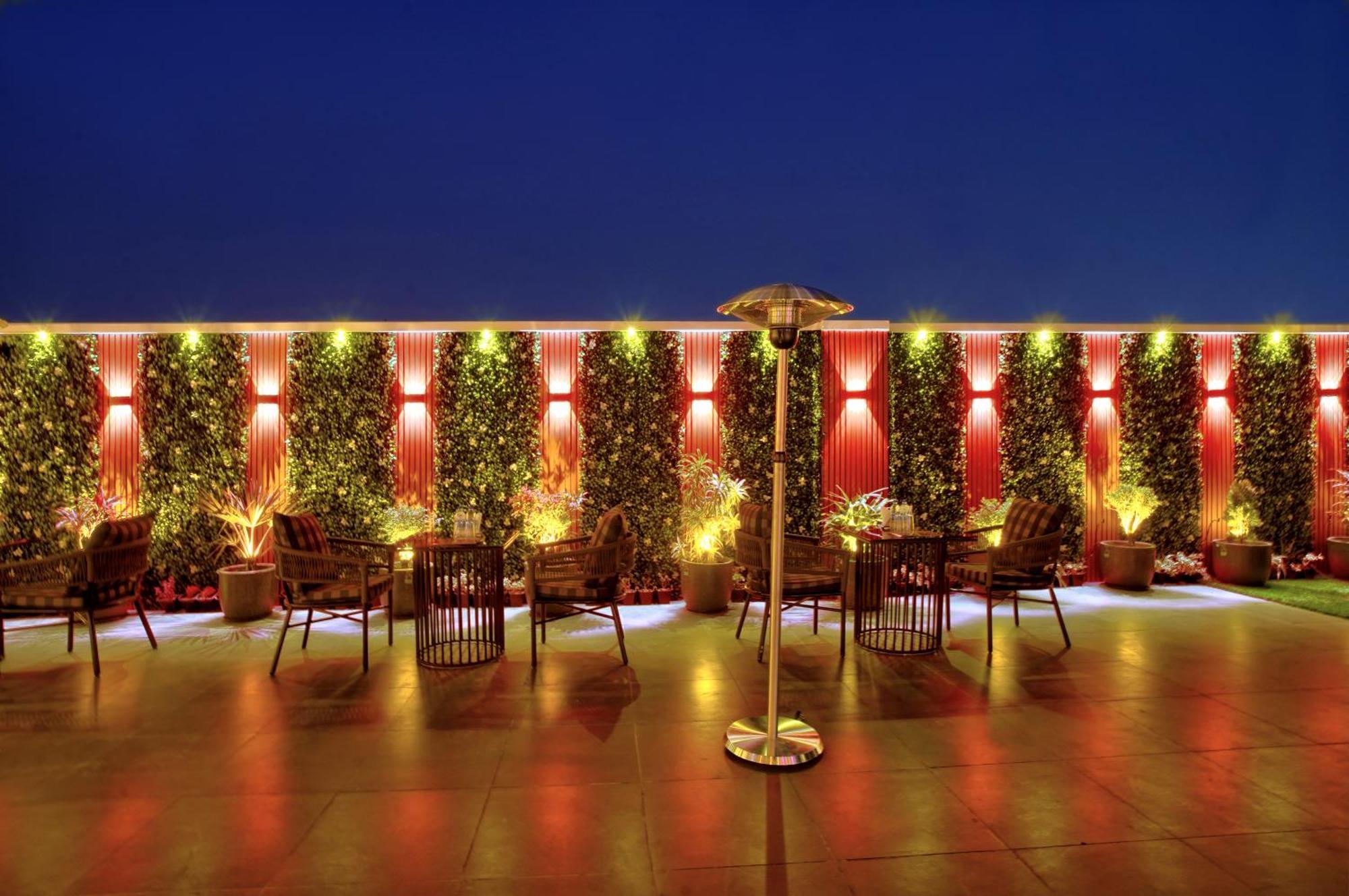 Newly Built Gold The Royal With Rooftop Restaurant - 2mins Walk From Rail Station & 5mins From Connaught Place 4*