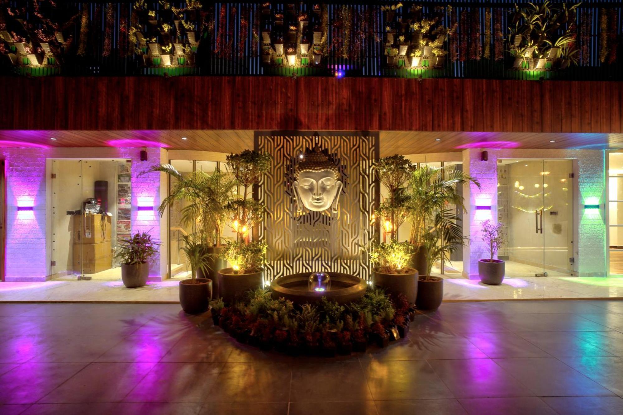 Newly Built Gold The Royal With Rooftop Restaurant - 2mins Walk From Rail Station & 5mins From Connaught Place