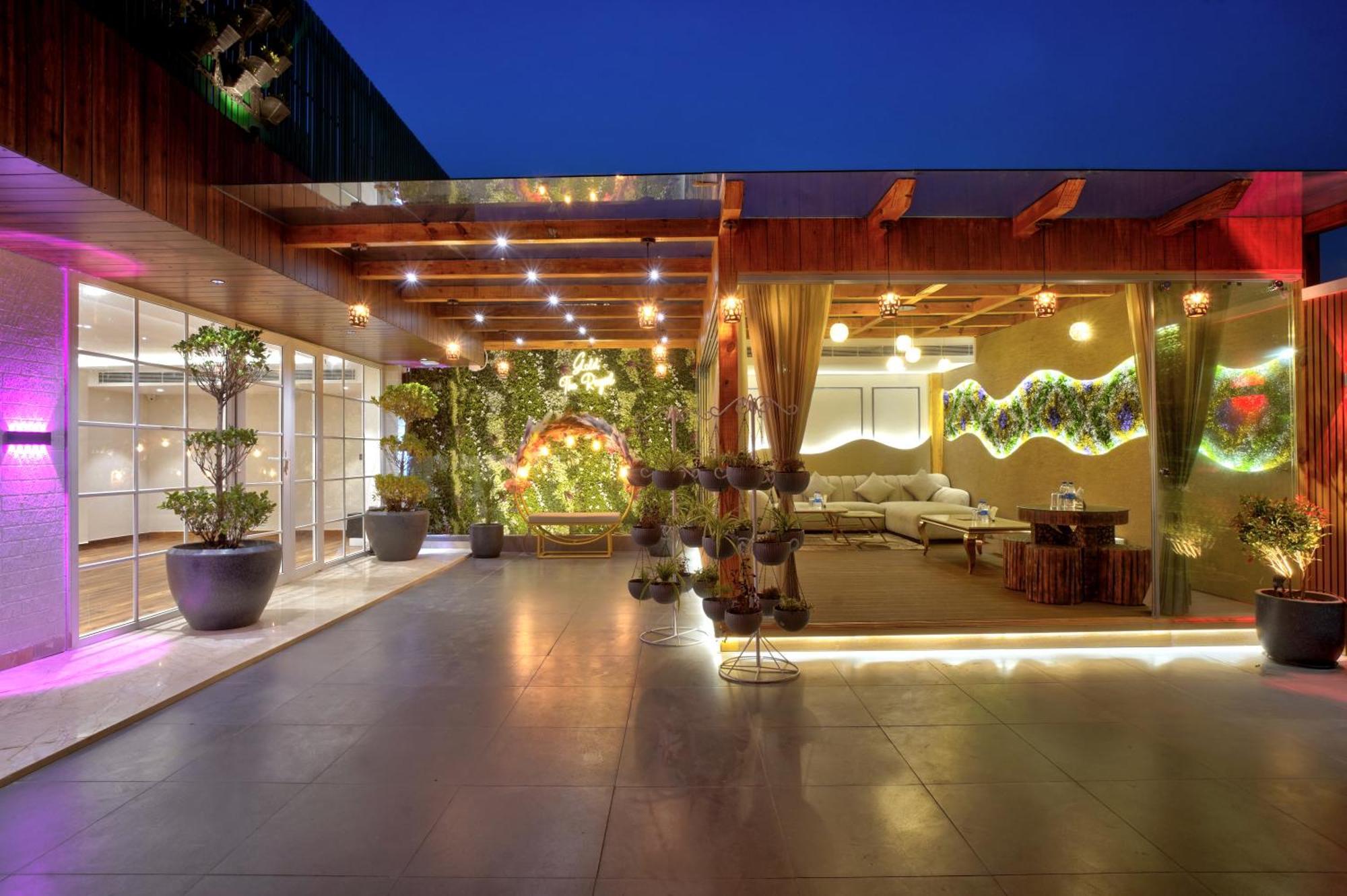 Newly Built Gold The Royal With Rooftop Restaurant - 2mins Walk From Rail Station & 5mins From Connaught Place Hotel