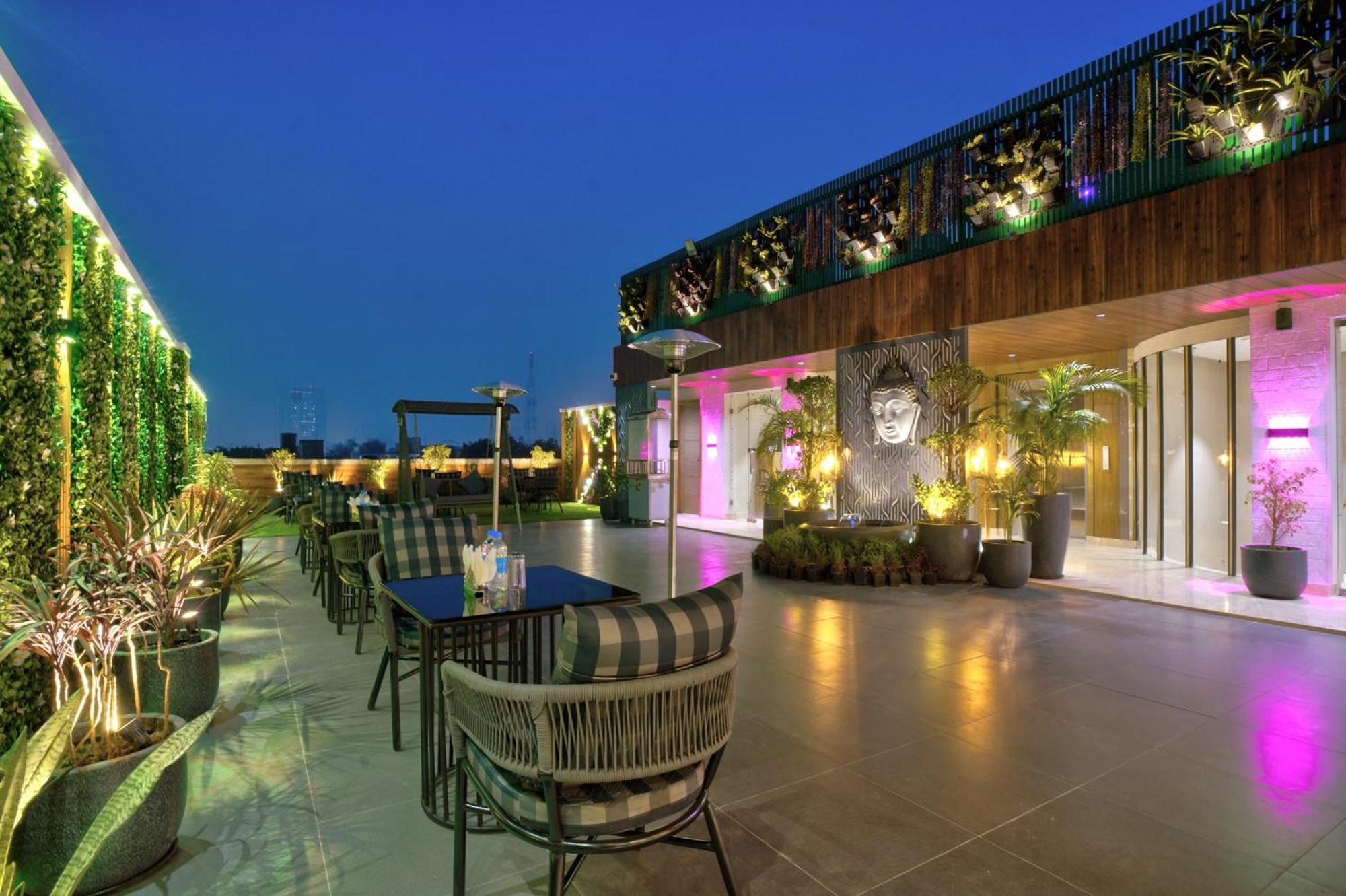 Newly Built Gold The Royal With Rooftop Restaurant - 2mins Walk From Rail Station & 5mins From Connaught Place 4* New Delhi