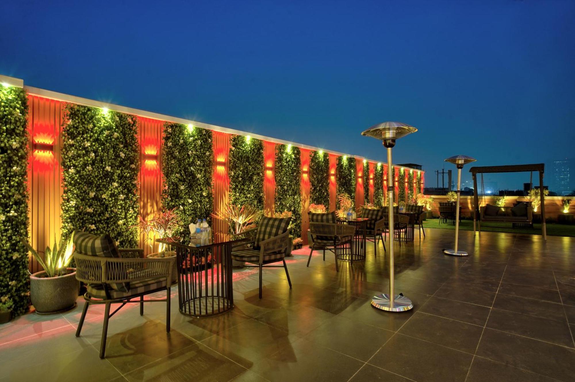 Newly Built Gold The Royal With Rooftop Restaurant - 2mins Walk From Rail Station & 5mins From Connaught Place Hotel