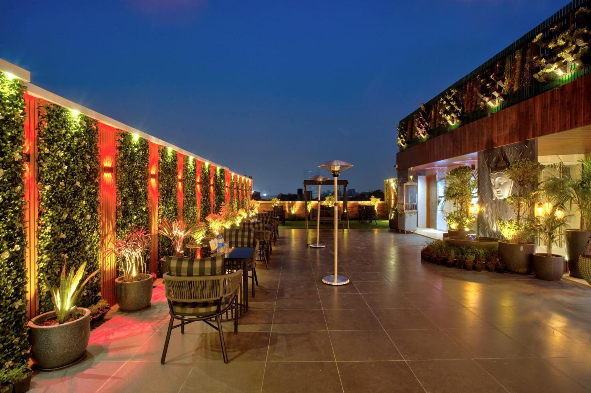 Hotel Newly Built Gold The Royal With Rooftop Restaurant - 2mins Walk From Rail Station & 5mins From Connaught Place New Delhi