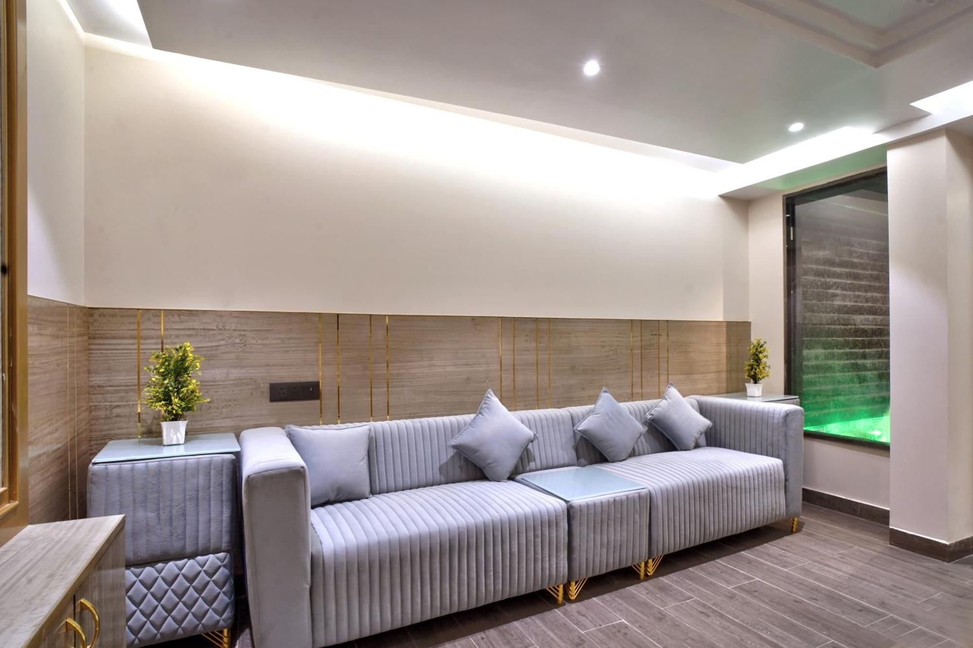 Newly Built Gold The Royal With Rooftop Restaurant - 2mins Walk From Rail Station & 5mins From Connaught Place New Delhi