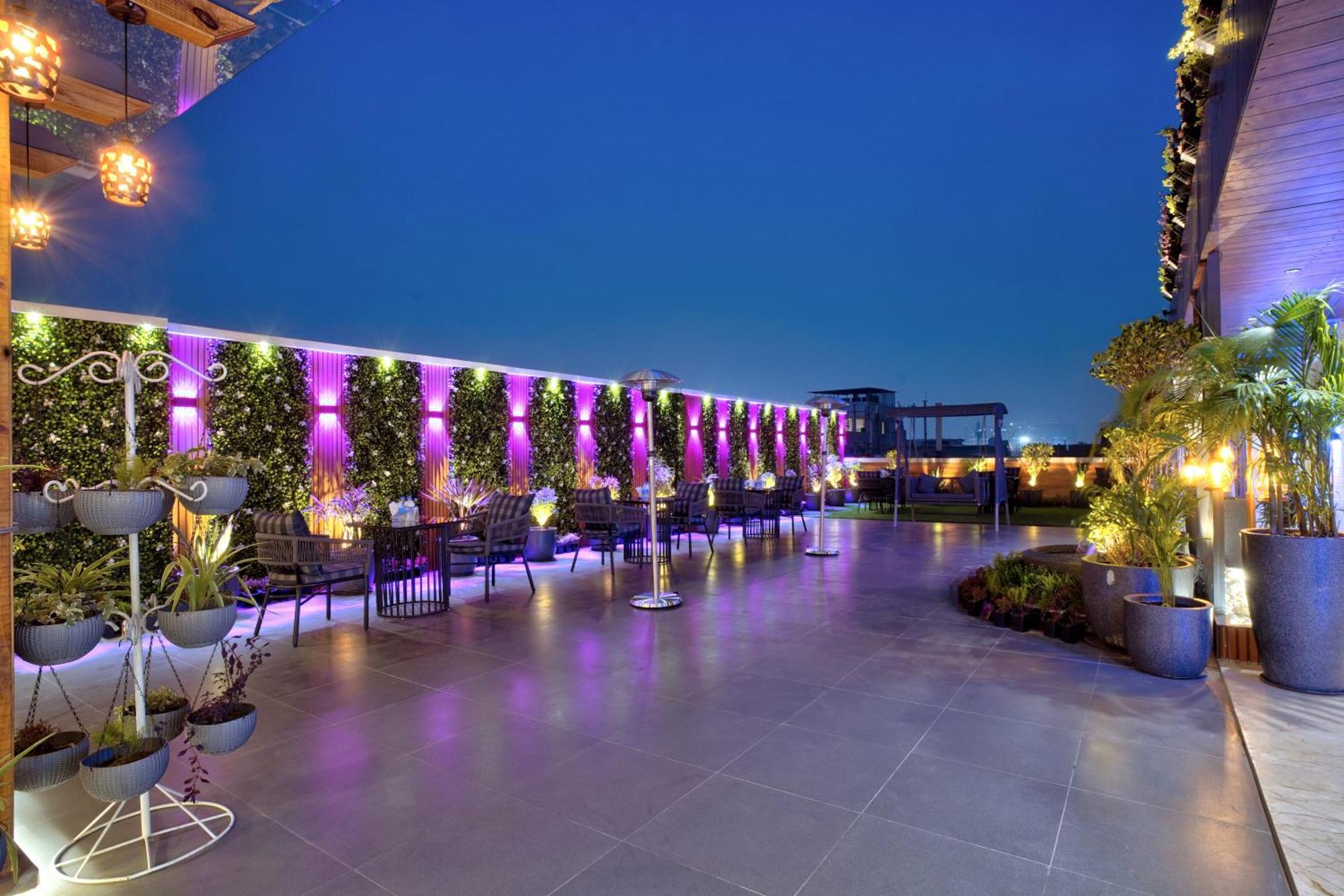 Newly Built Gold The Royal With Rooftop Restaurant - 2mins Walk From Rail Station & 5mins From Connaught Place Hotel