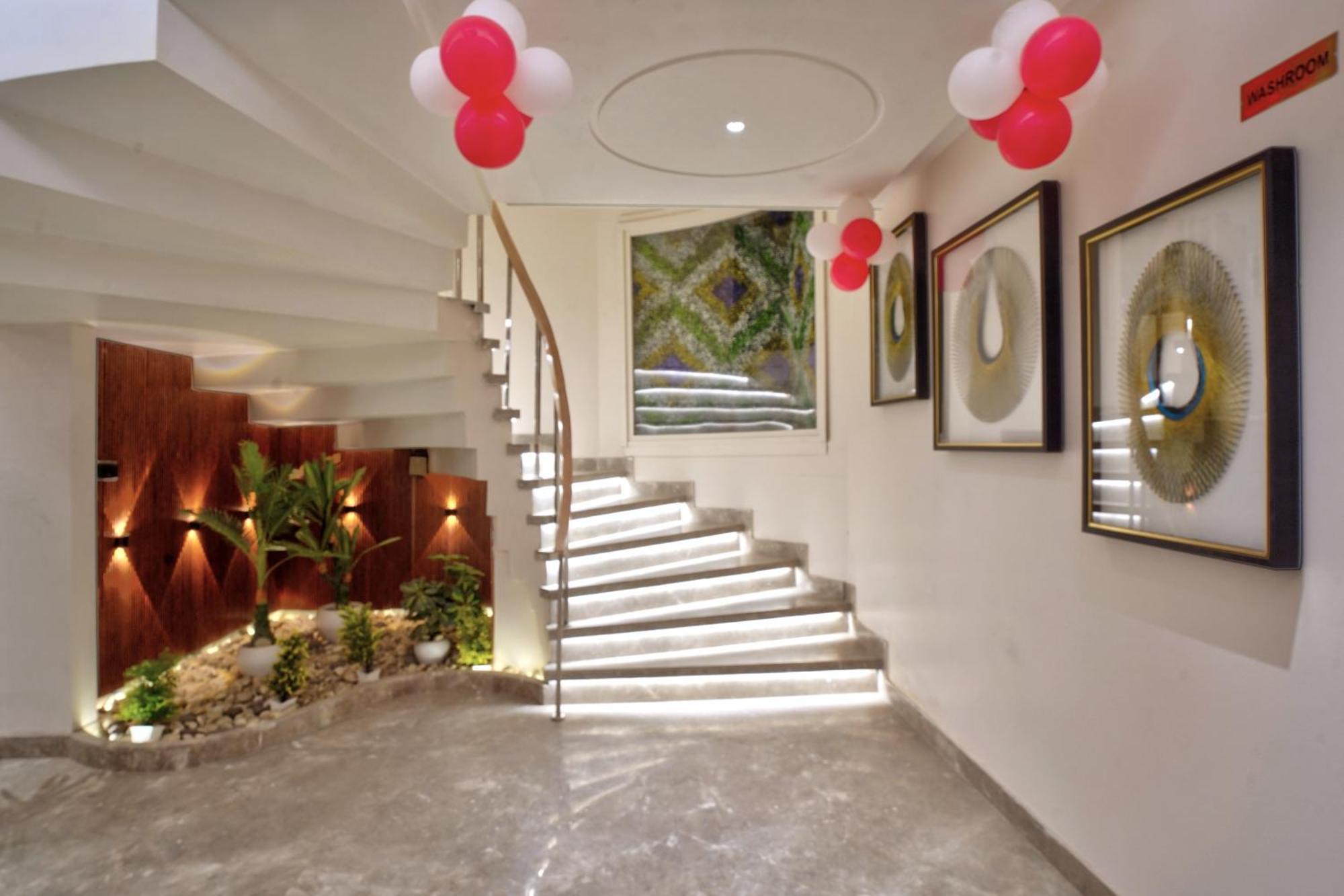 Newly Built Gold The Royal With Rooftop Restaurant - 2mins Walk From Rail Station & 5mins From Connaught Place 4* New Delhi