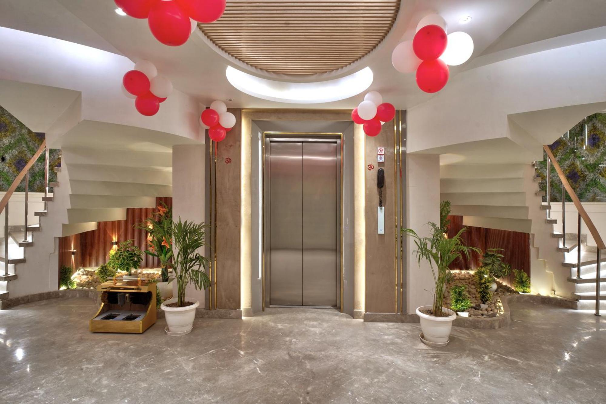 Newly Built Gold The Royal With Rooftop Restaurant - 2mins Walk From Rail Station & 5mins From Connaught Place New Delhi