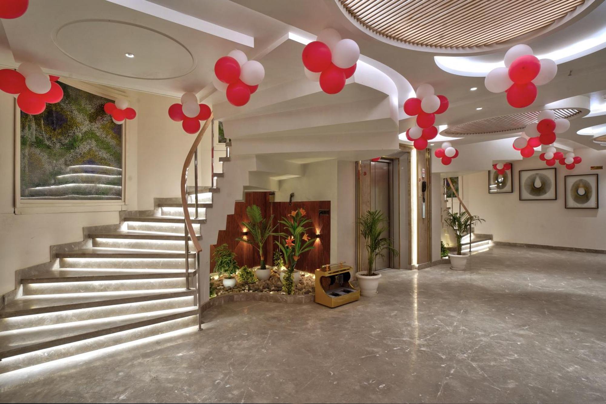 Newly Built Gold The Royal With Rooftop Restaurant - 2mins Walk From Rail Station & 5mins From Connaught Place 4* New Delhi