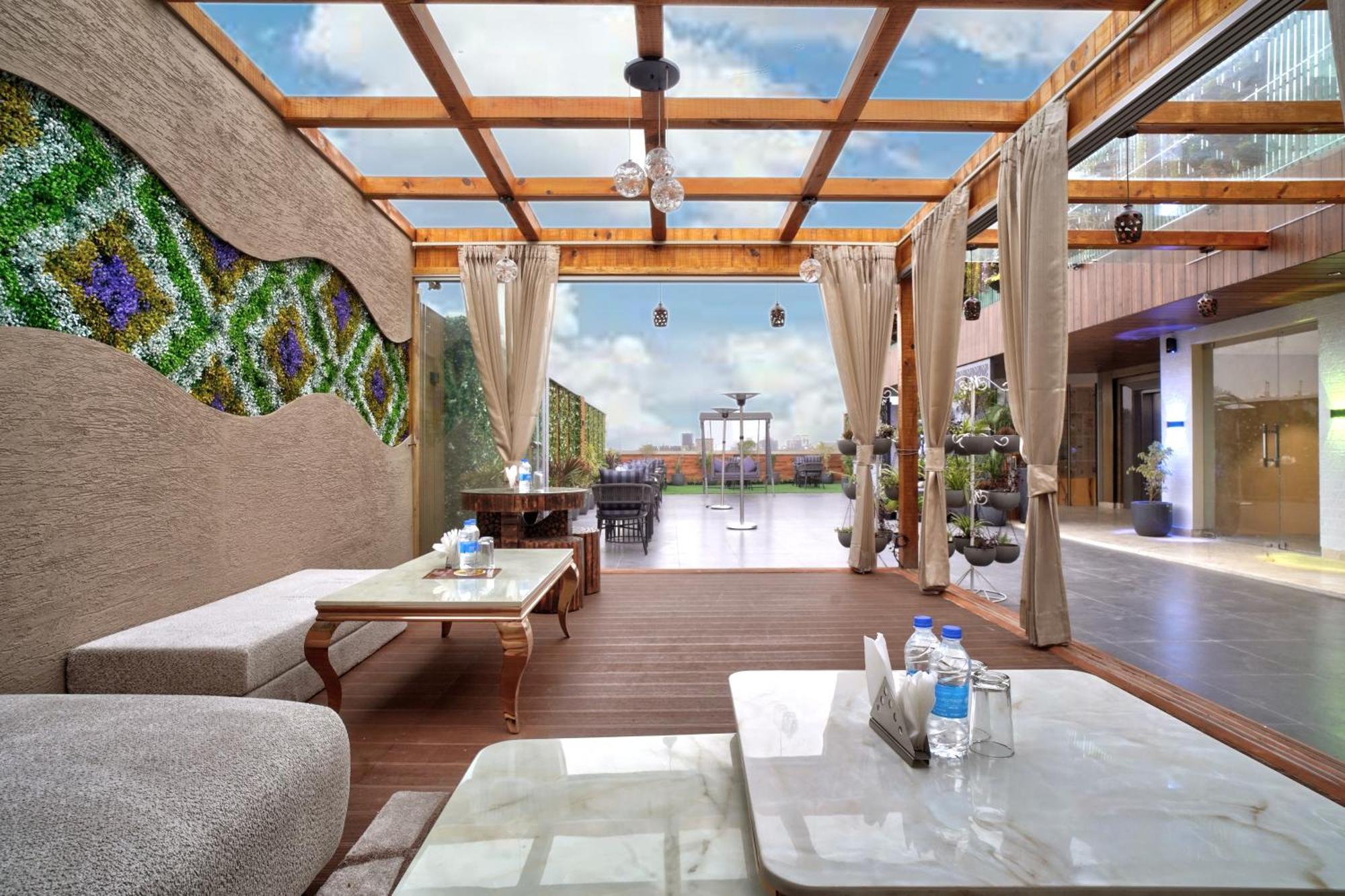 Hotel Newly Built Gold The Royal With Rooftop Restaurant - 2mins Walk From Rail Station & 5mins From Connaught Place