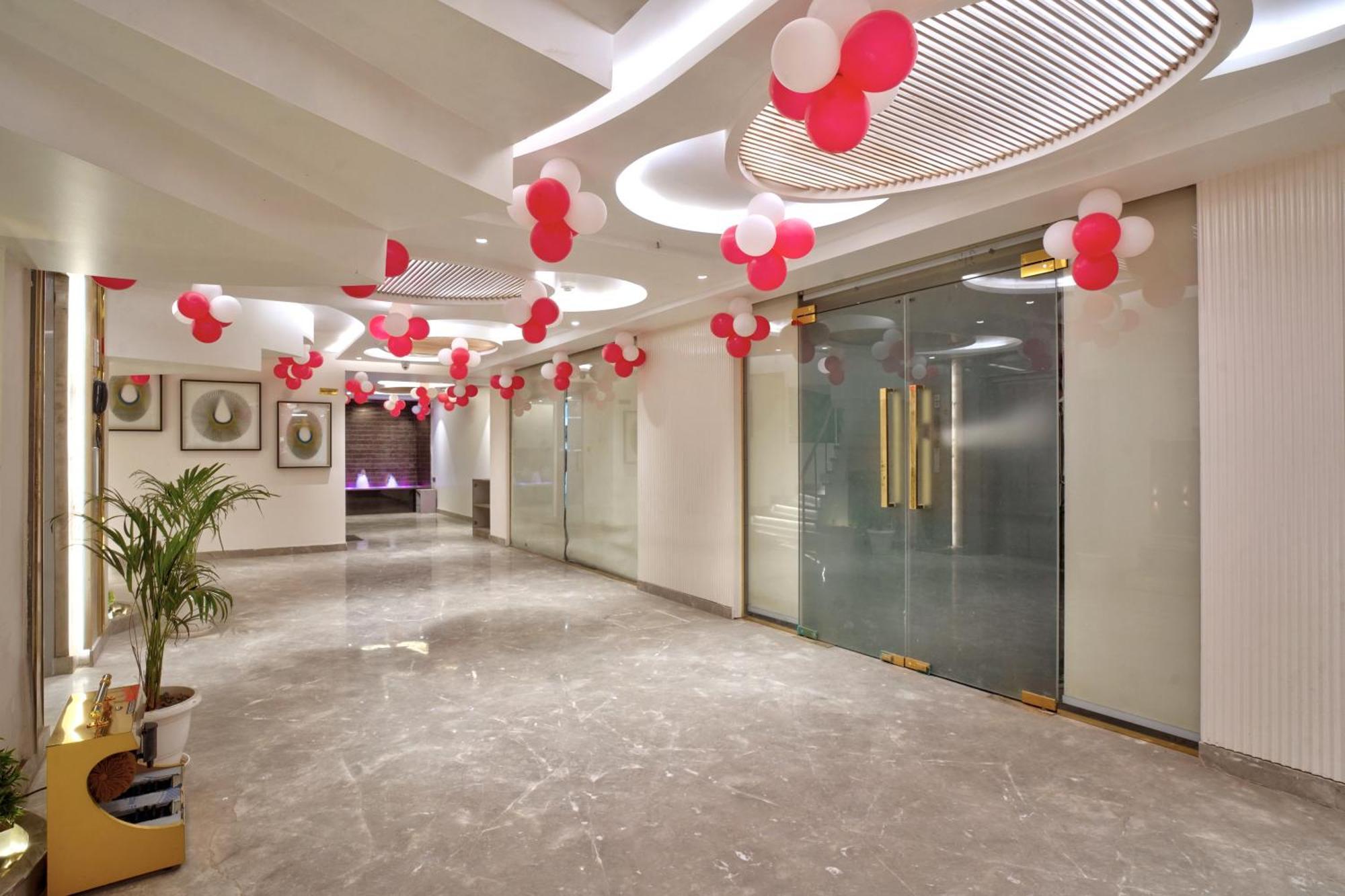 Newly Built Gold The Royal With Rooftop Restaurant - 2mins Walk From Rail Station & 5mins From Connaught Place New Delhi