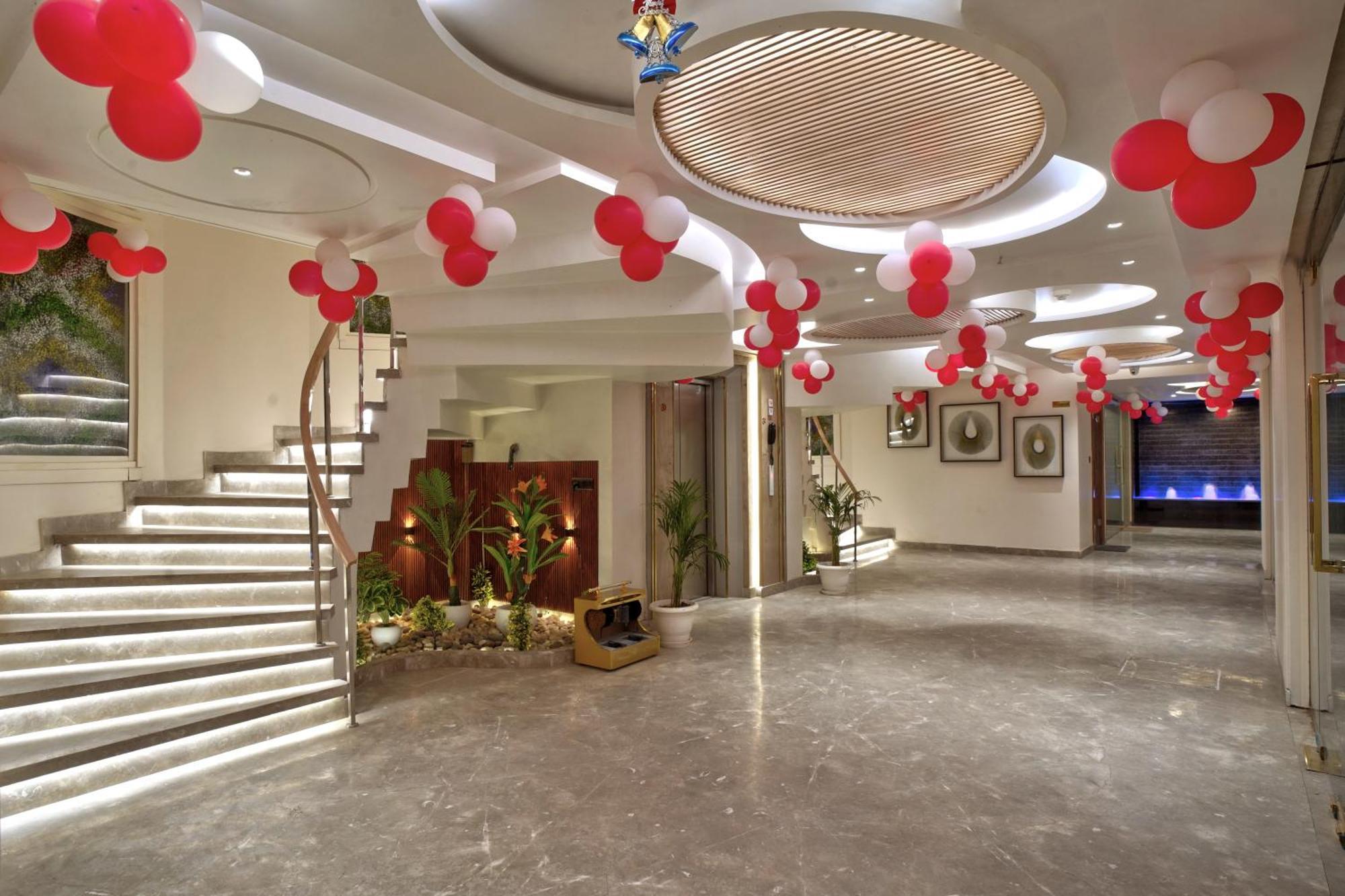 Newly Built Gold The Royal With Rooftop Restaurant - 2mins Walk From Rail Station & 5mins From Connaught Place 4* New Delhi