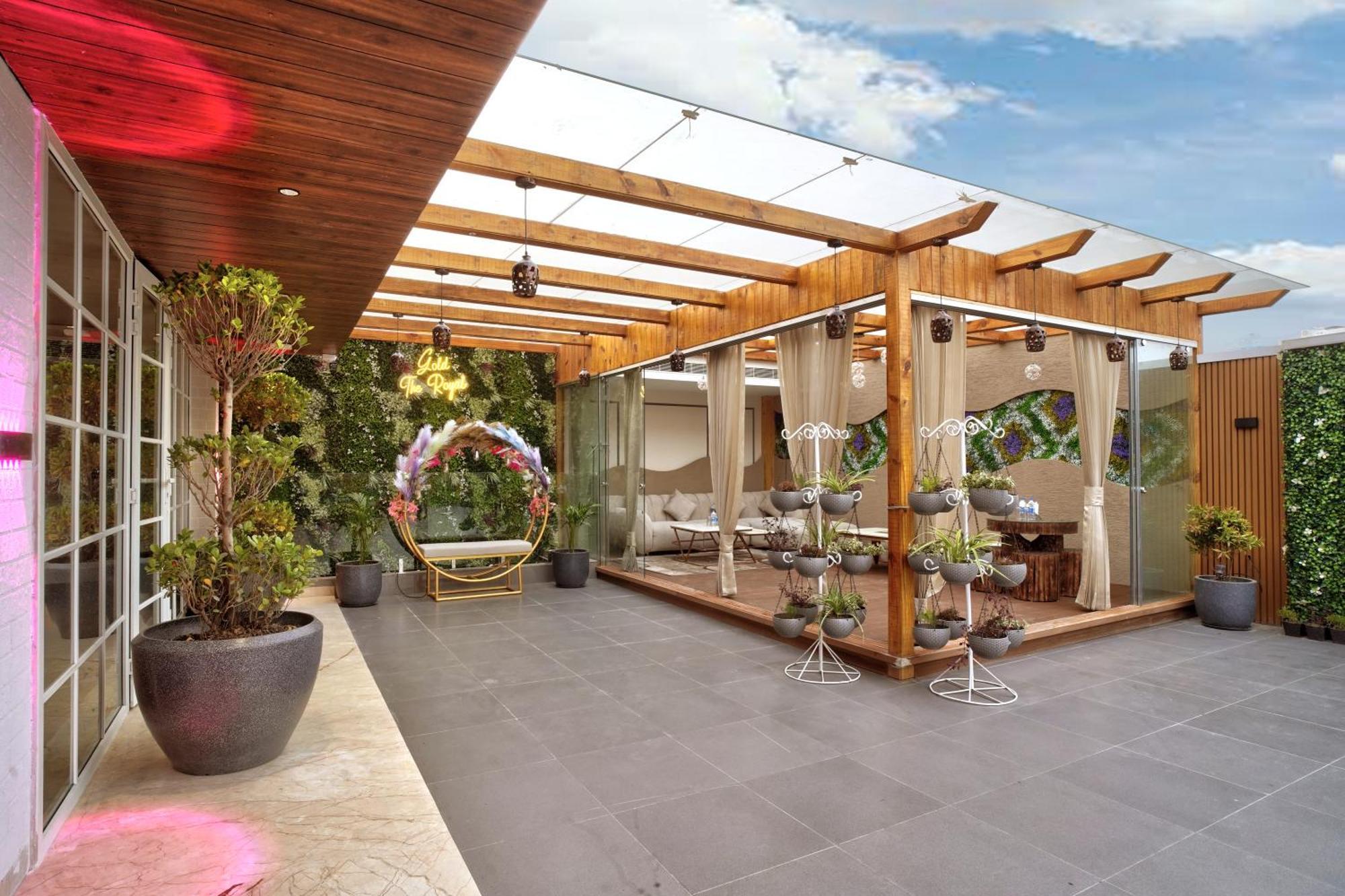 Newly Built Gold The Royal With Rooftop Restaurant - 2mins Walk From Rail Station & 5mins From Connaught Place 4*