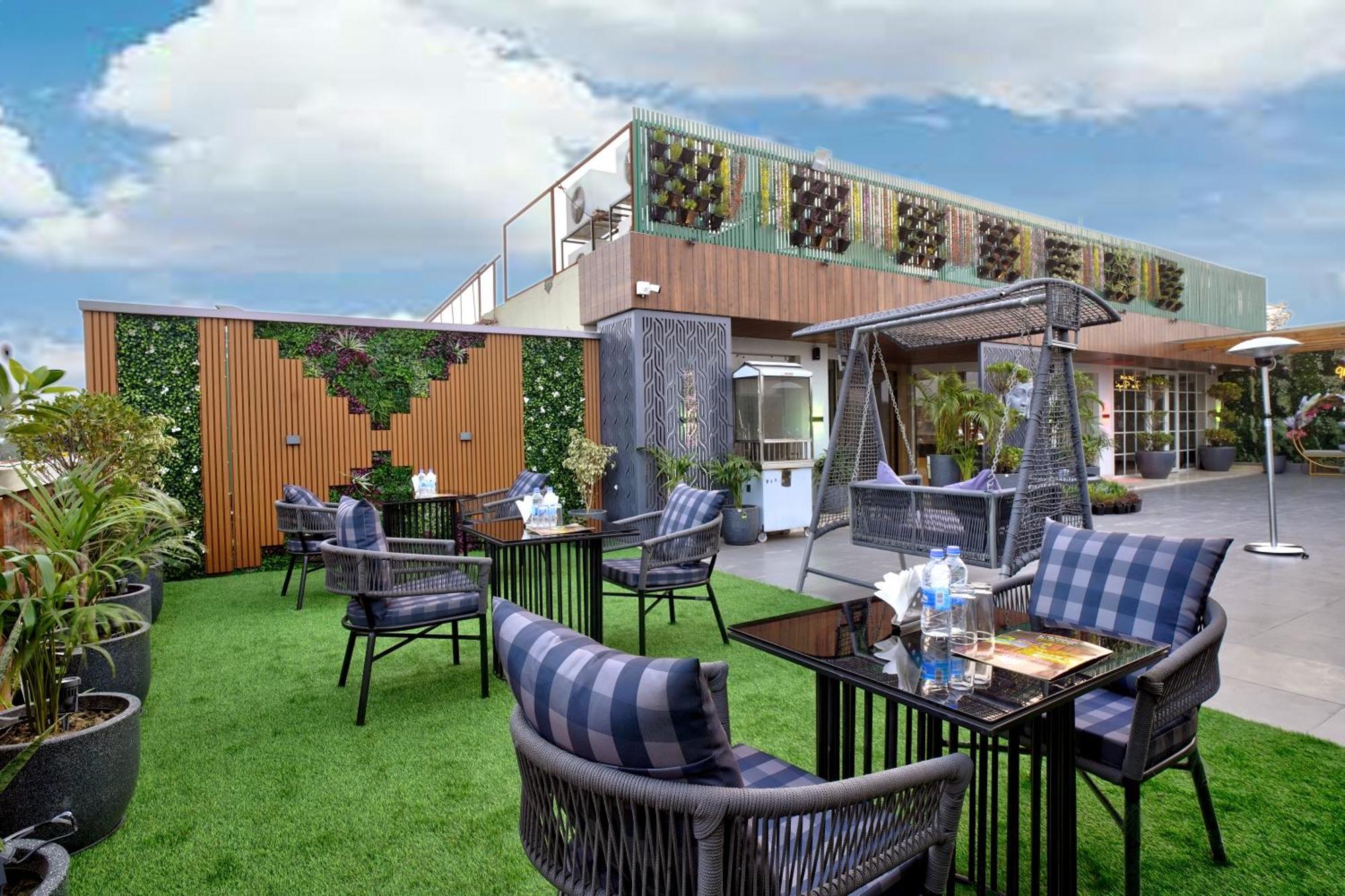 Newly Built Gold The Royal With Rooftop Restaurant - 2mins Walk From Rail Station & 5mins From Connaught Place New Delhi