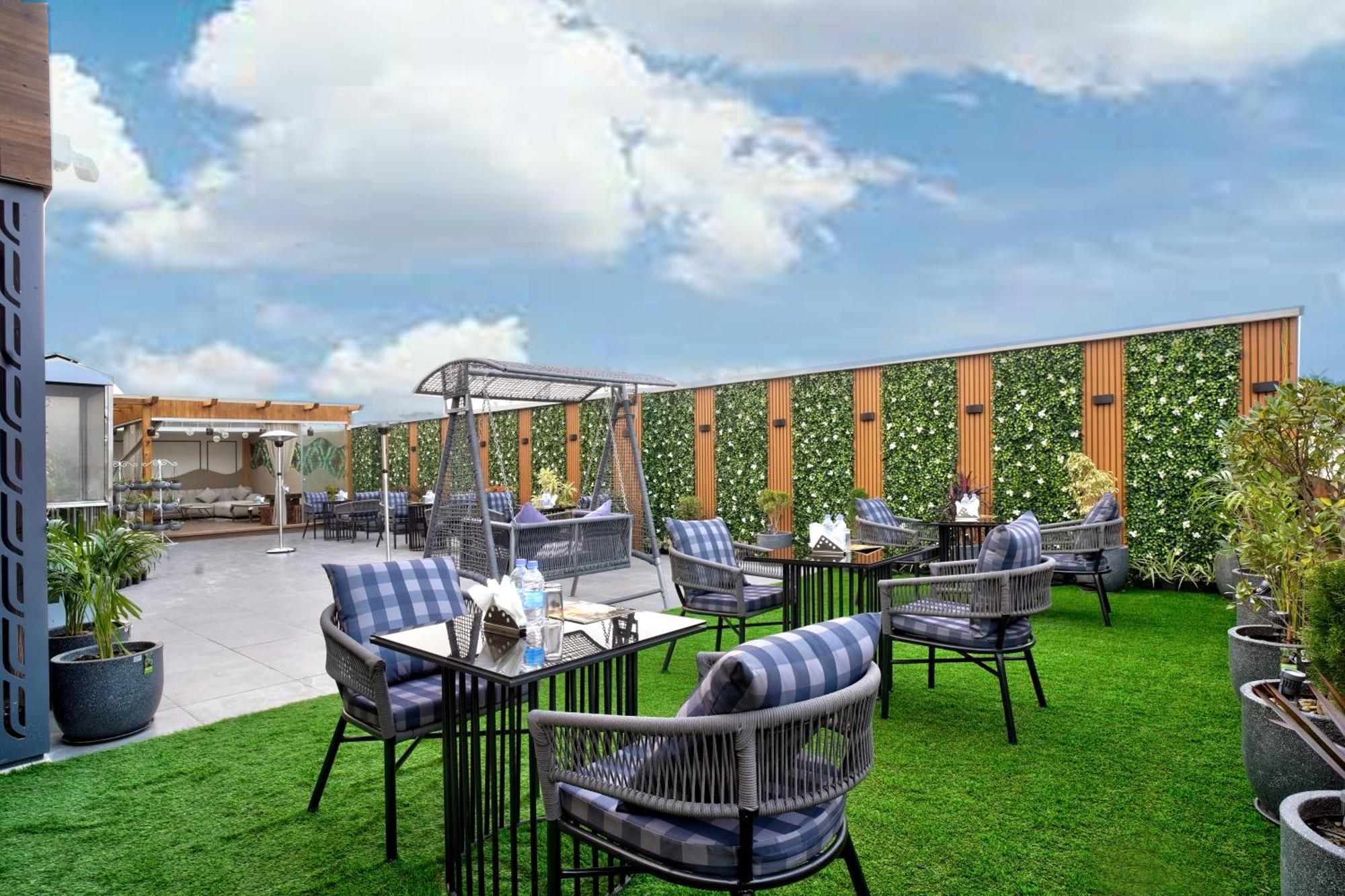 Newly Built Gold The Royal With Rooftop Restaurant - 2mins Walk From Rail Station & 5mins From Connaught Place Hotel New Delhi