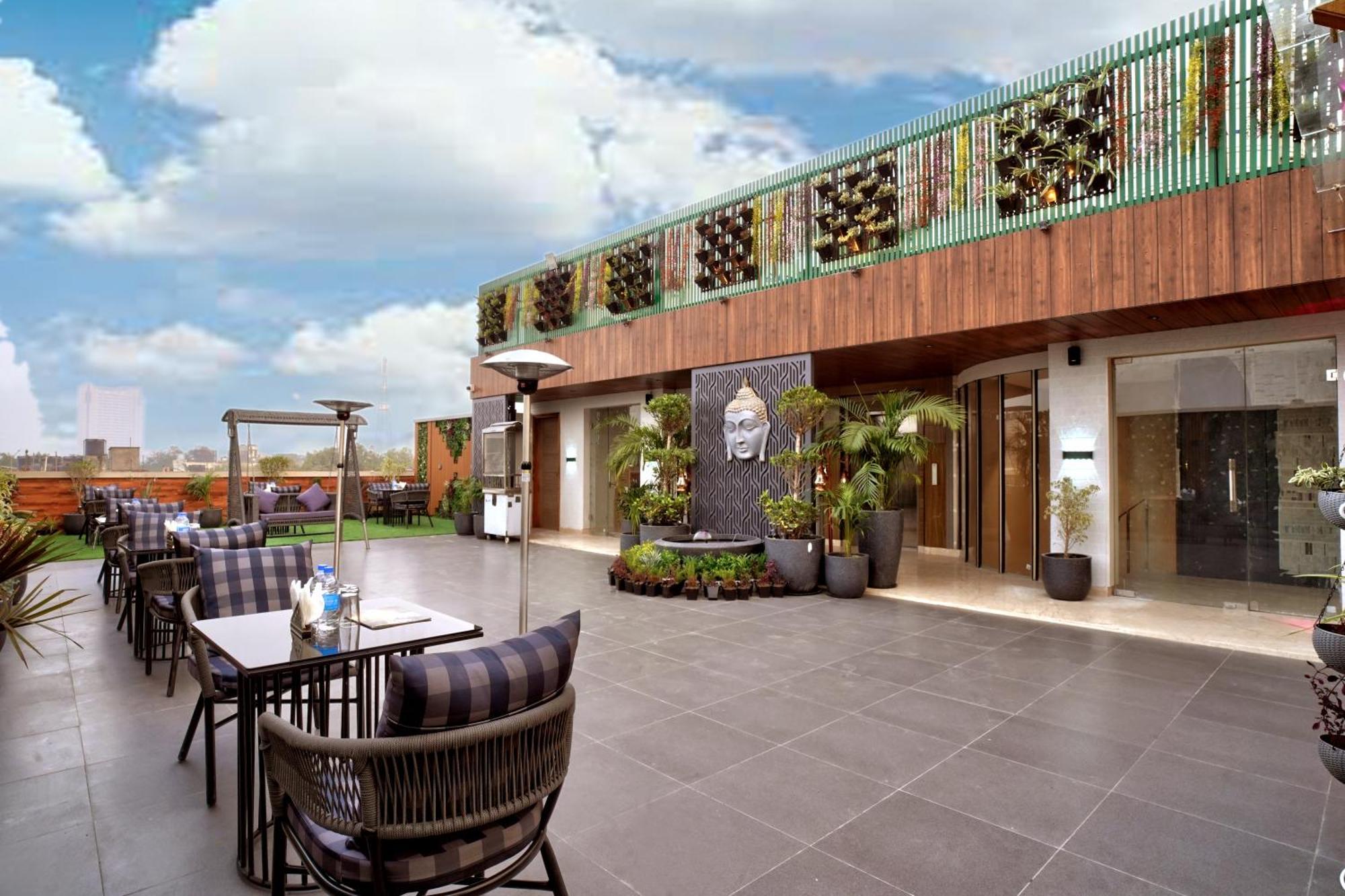 Hotel Newly Built Gold The Royal With Rooftop Restaurant - 2mins Walk From Rail Station & 5mins From Connaught Place
