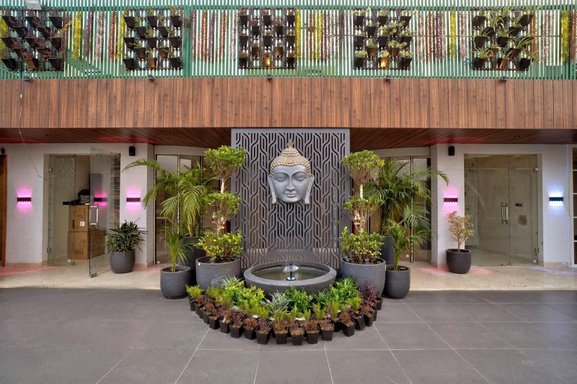 Newly Built Gold The Royal With Rooftop Restaurant - 2mins Walk From Rail Station & 5mins From Connaught Place 4*