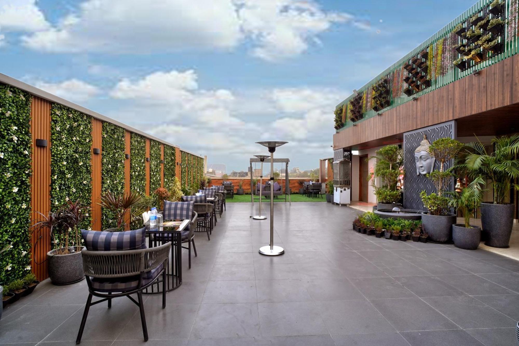 Hotel Newly Built Gold The Royal With Rooftop Restaurant - 2mins Walk From Rail Station & 5mins From Connaught Place 4*