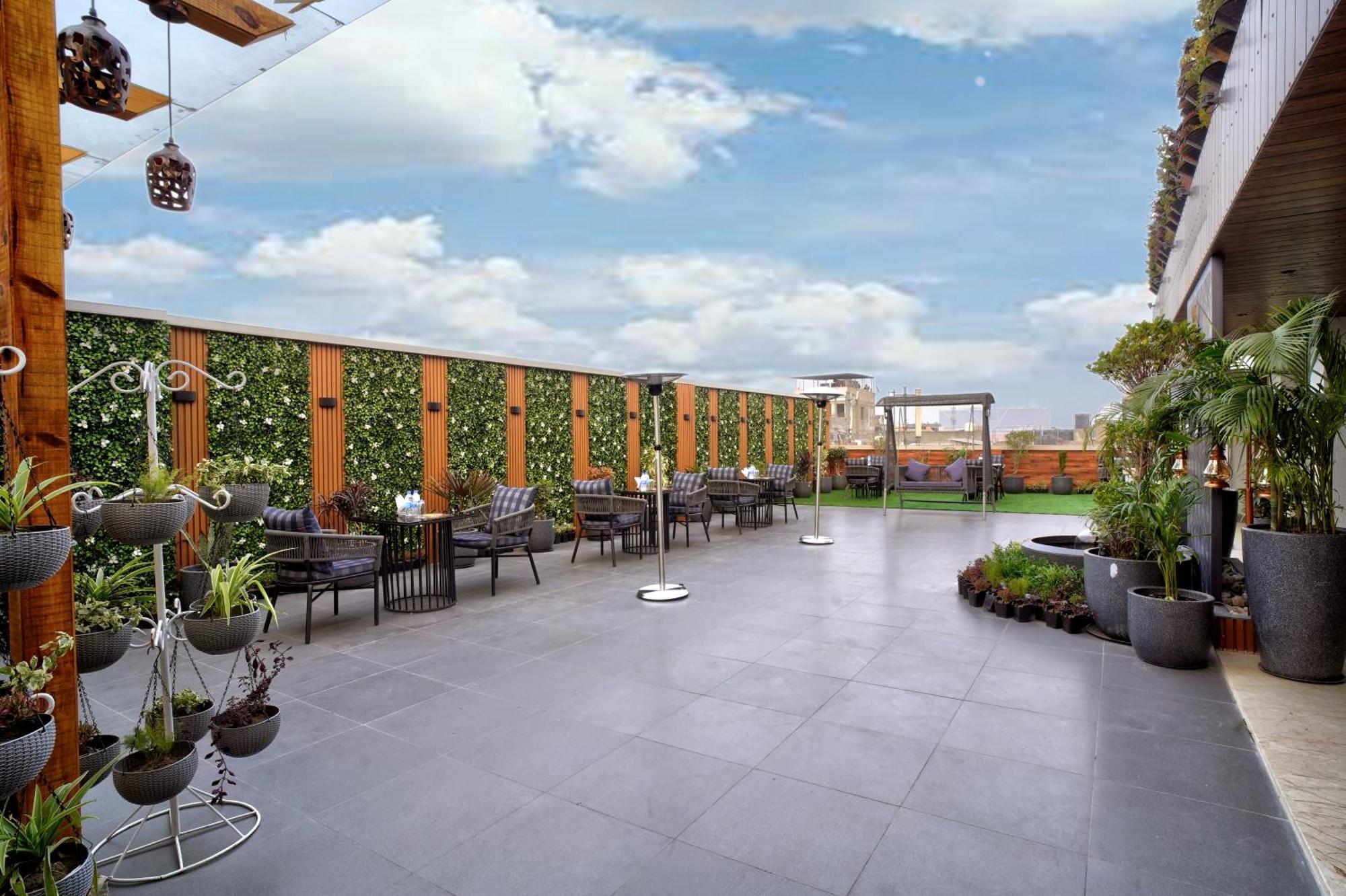 Newly Built Gold The Royal With Rooftop Restaurant - 2mins Walk From Rail Station & 5mins From Connaught Place 4* Nova Deli
