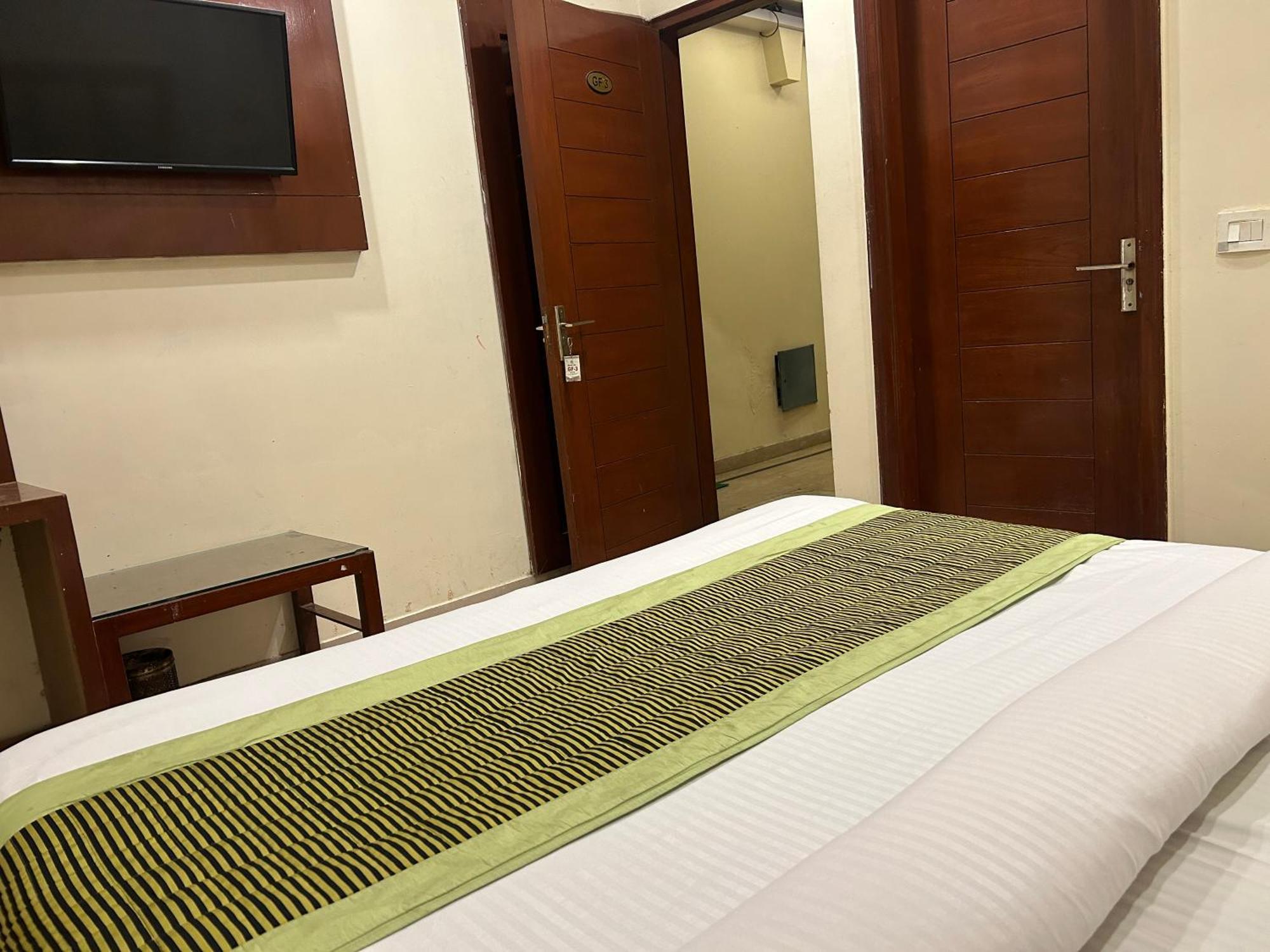 Saphire Dlx Near Railway Station Guest house *