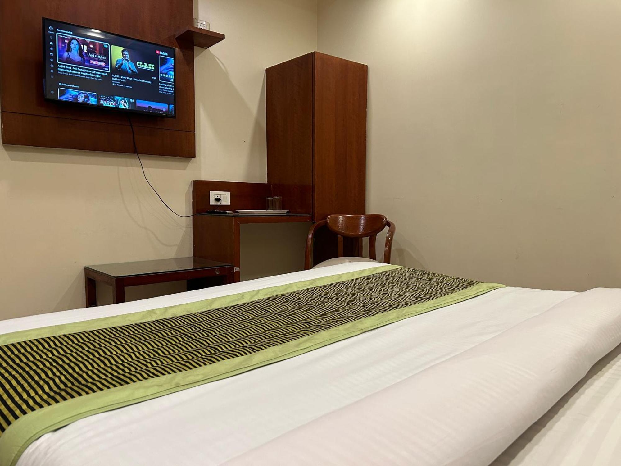 Saphire Dlx Near Railway Station *