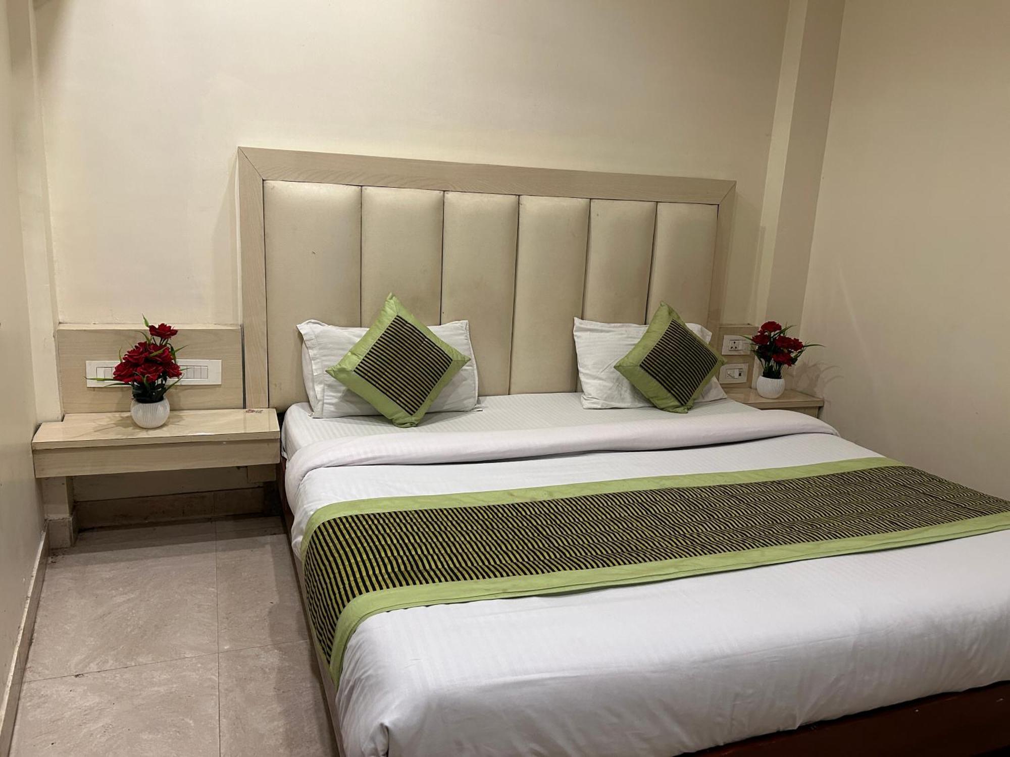 Saphire Dlx Near Railway Station * New Delhi