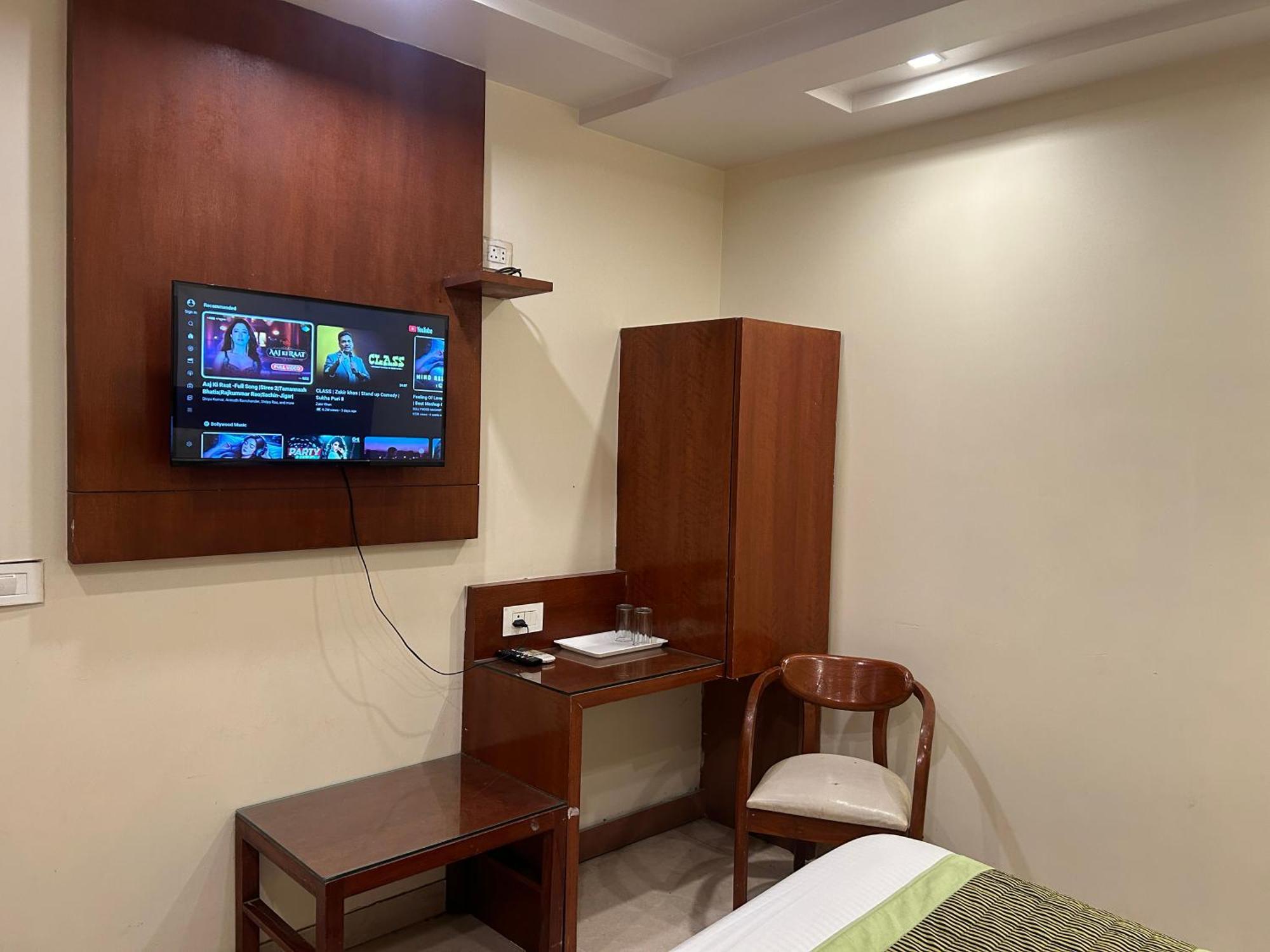 Saphire Dlx Near Railway Station Guest house