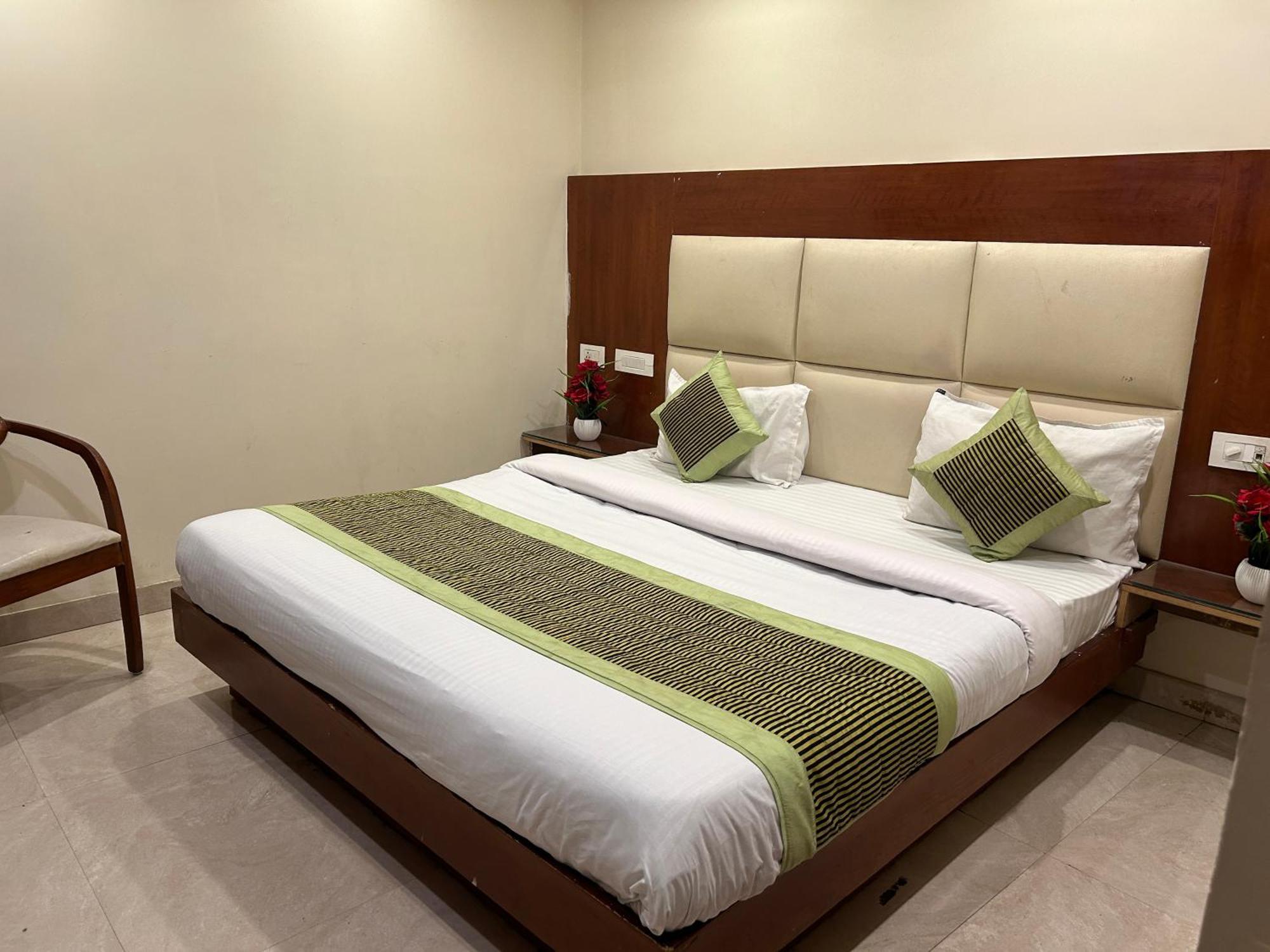 Saphire Dlx Near Railway Station * New Delhi