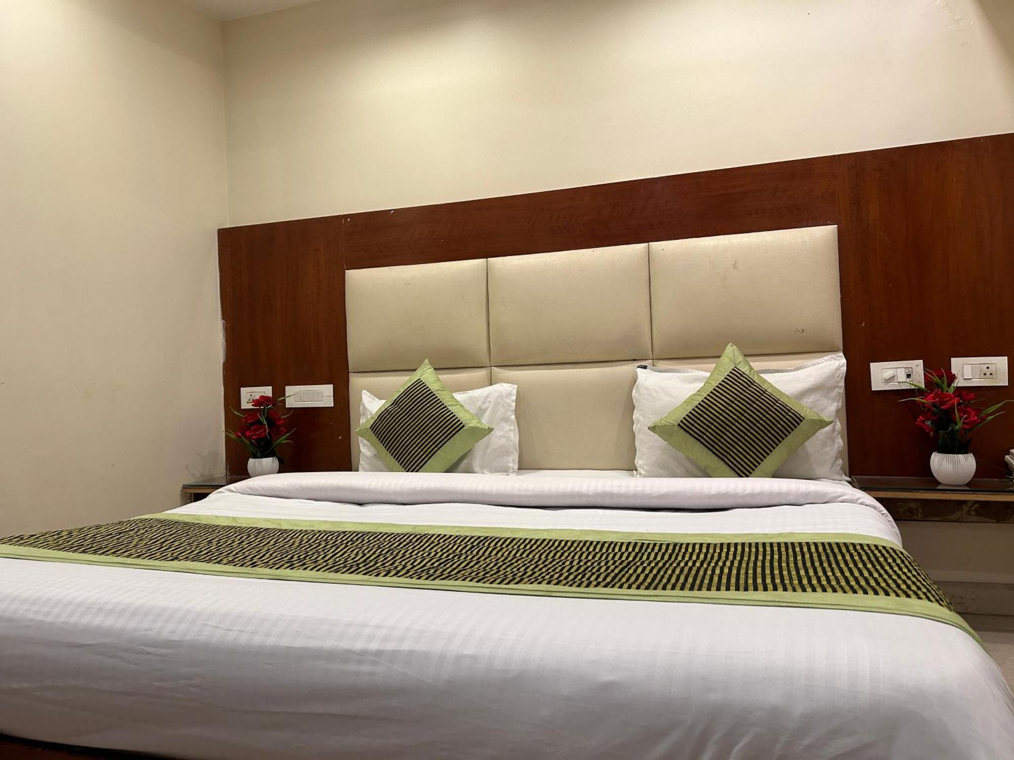 Saphire Dlx Near Railway Station Guest house