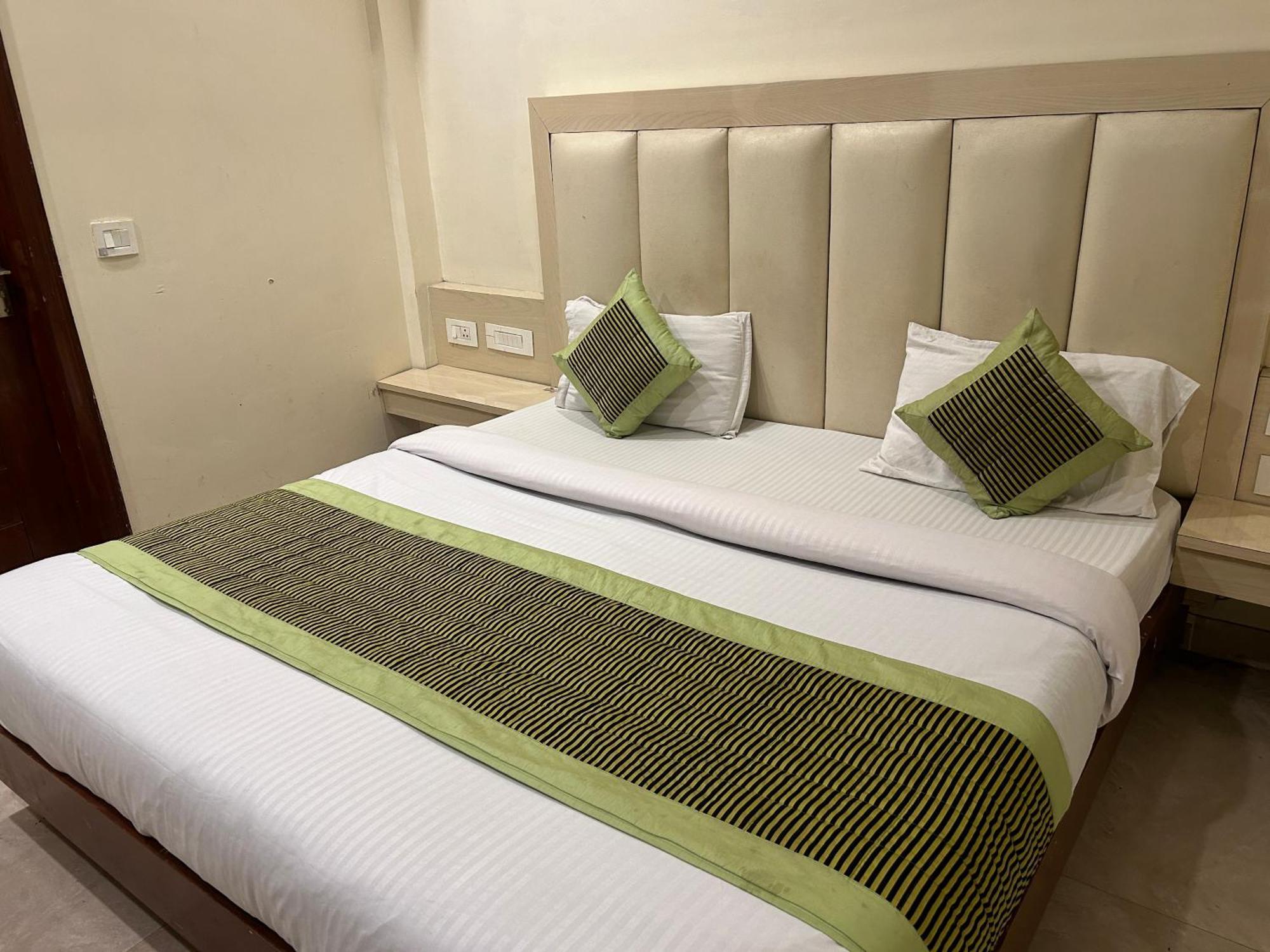 Guest house Saphire Dlx Near Railway Station New Delhi