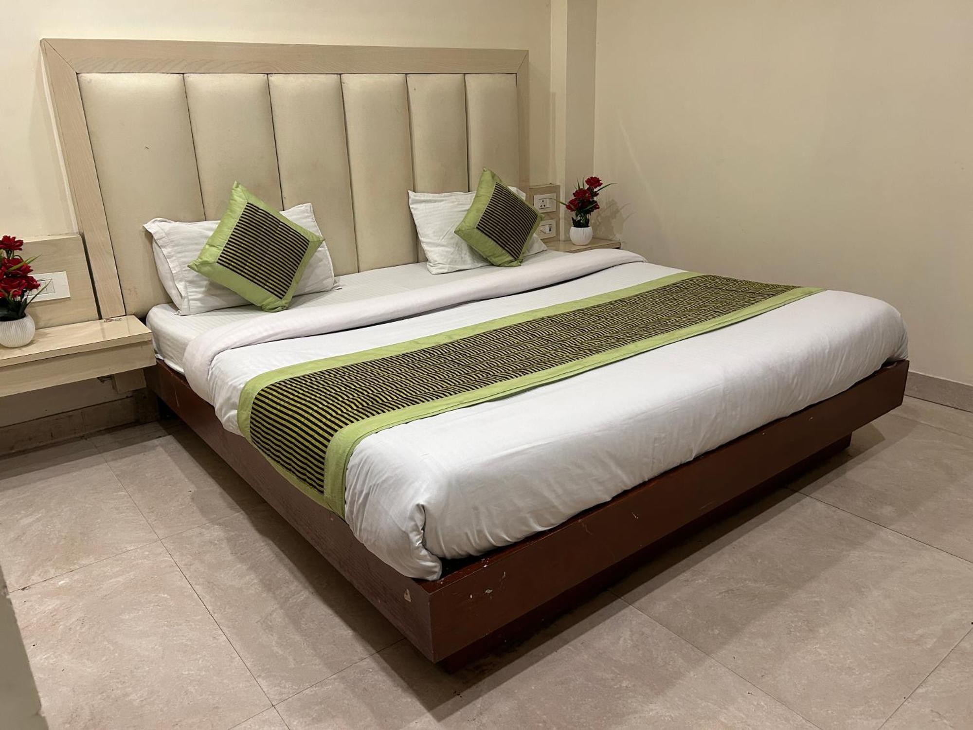Saphire Dlx Near Railway Station * New Delhi