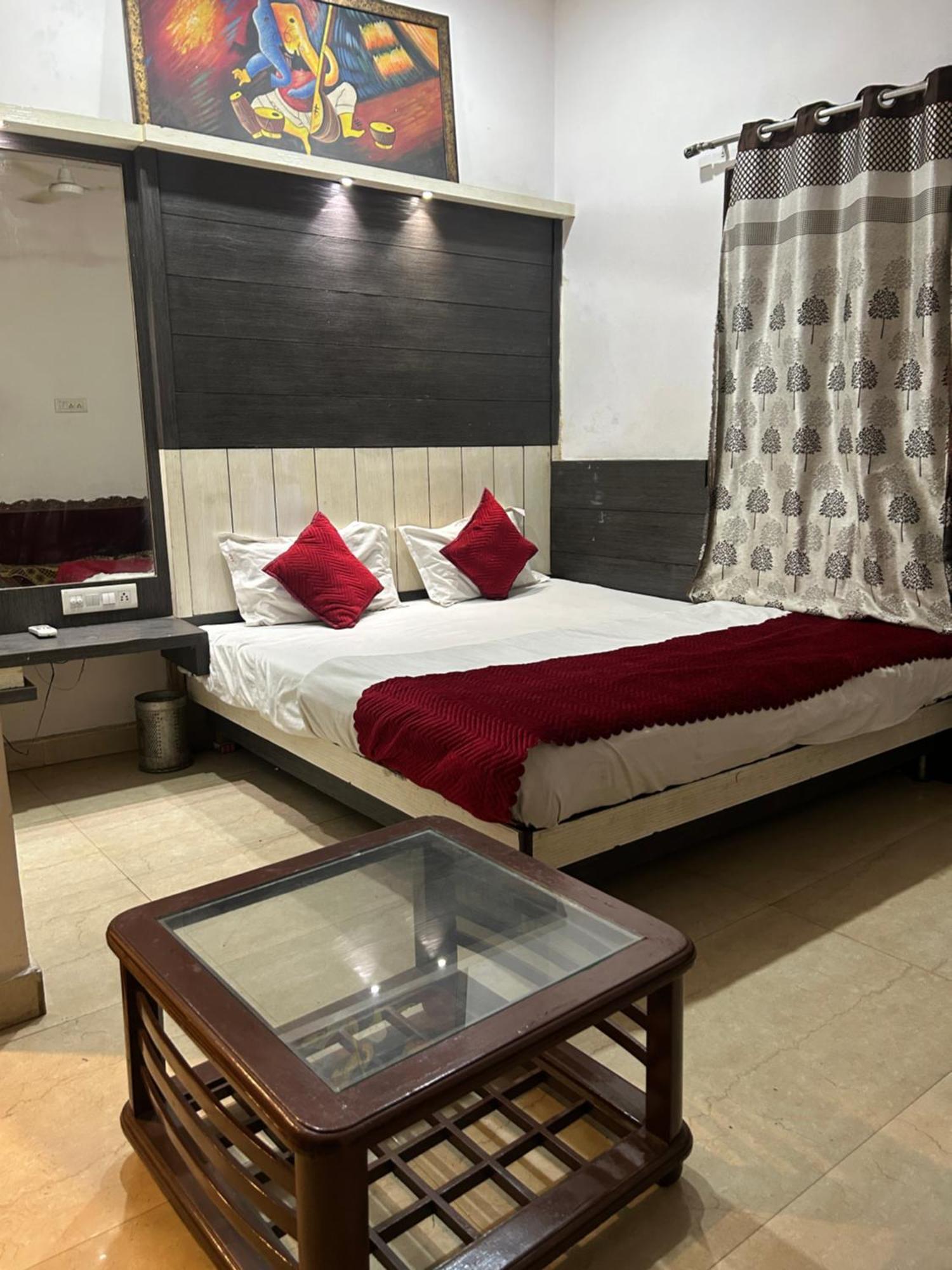 Hotel Shree Guru 3 Minute From New Delhi Railway Station