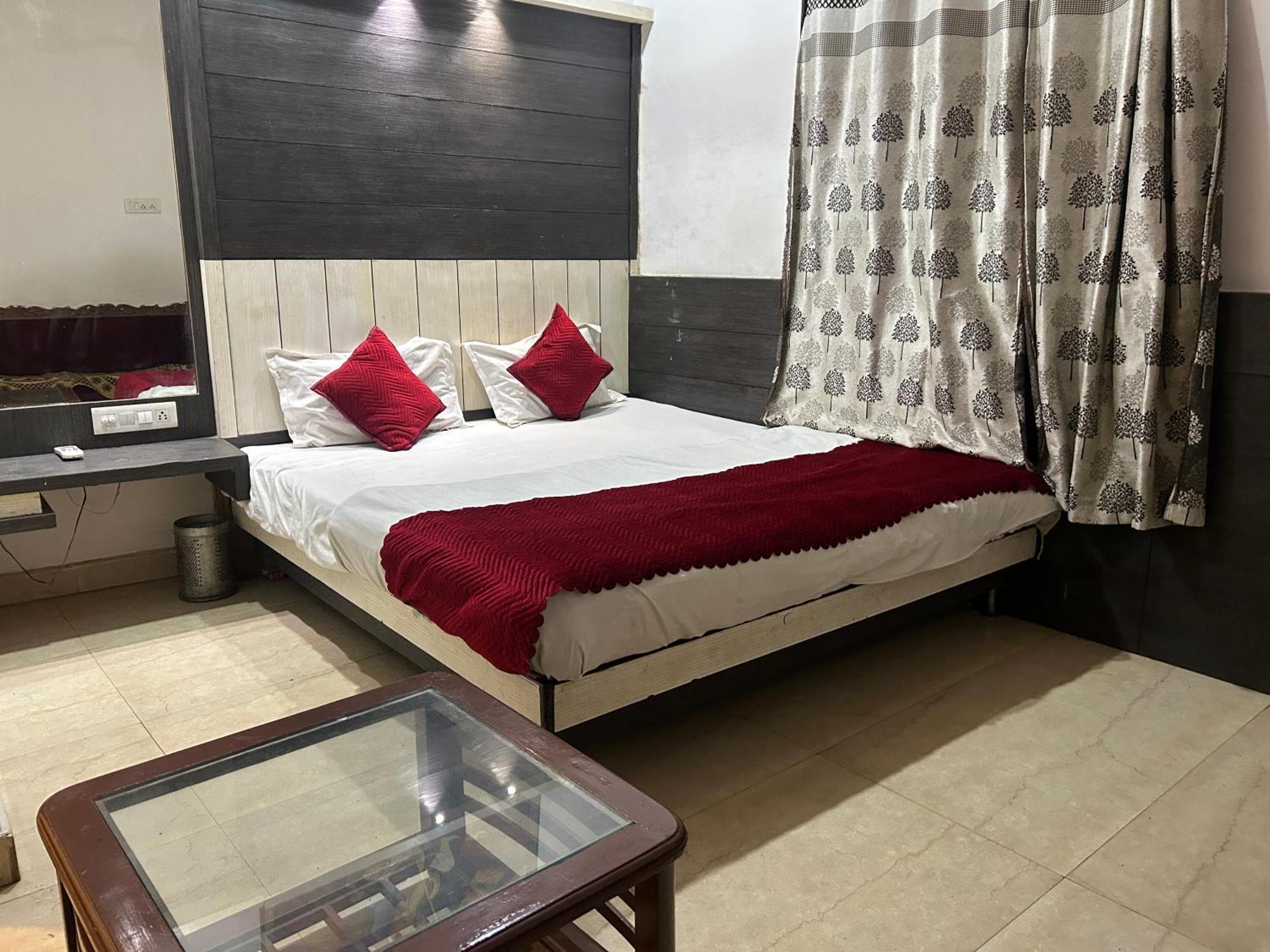 Hotel Shree Guru 3 Minute From New Delhi Railway Station Guest house