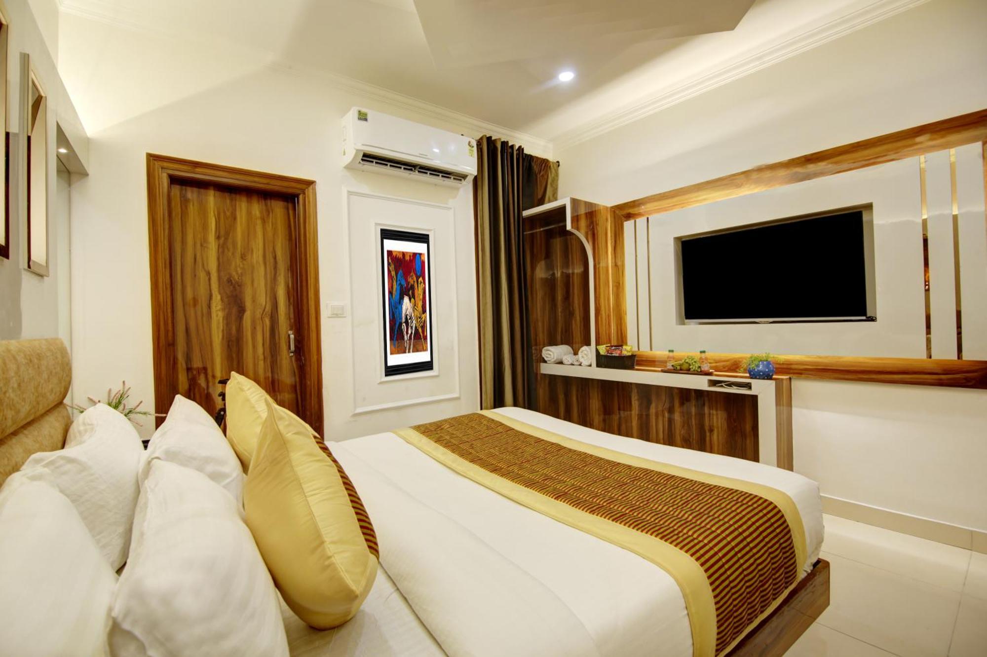 Hotel Star - Front Of Railway Station & 5 Minute From Connaught Place 4*