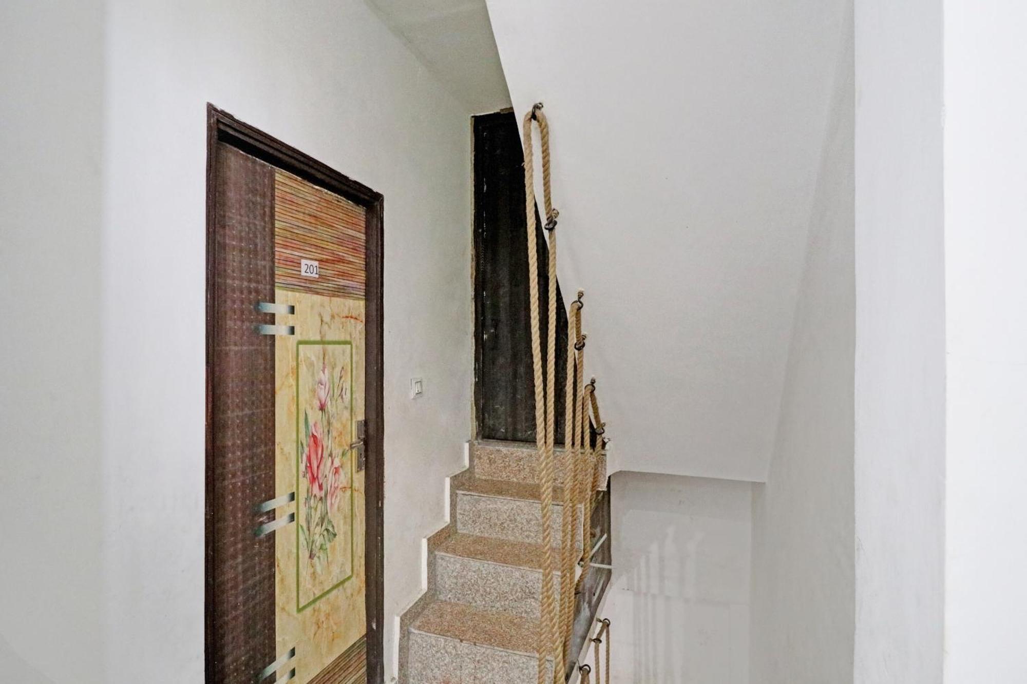 Hotel Town House Near M2k Cinema Pitampura Nova Deli