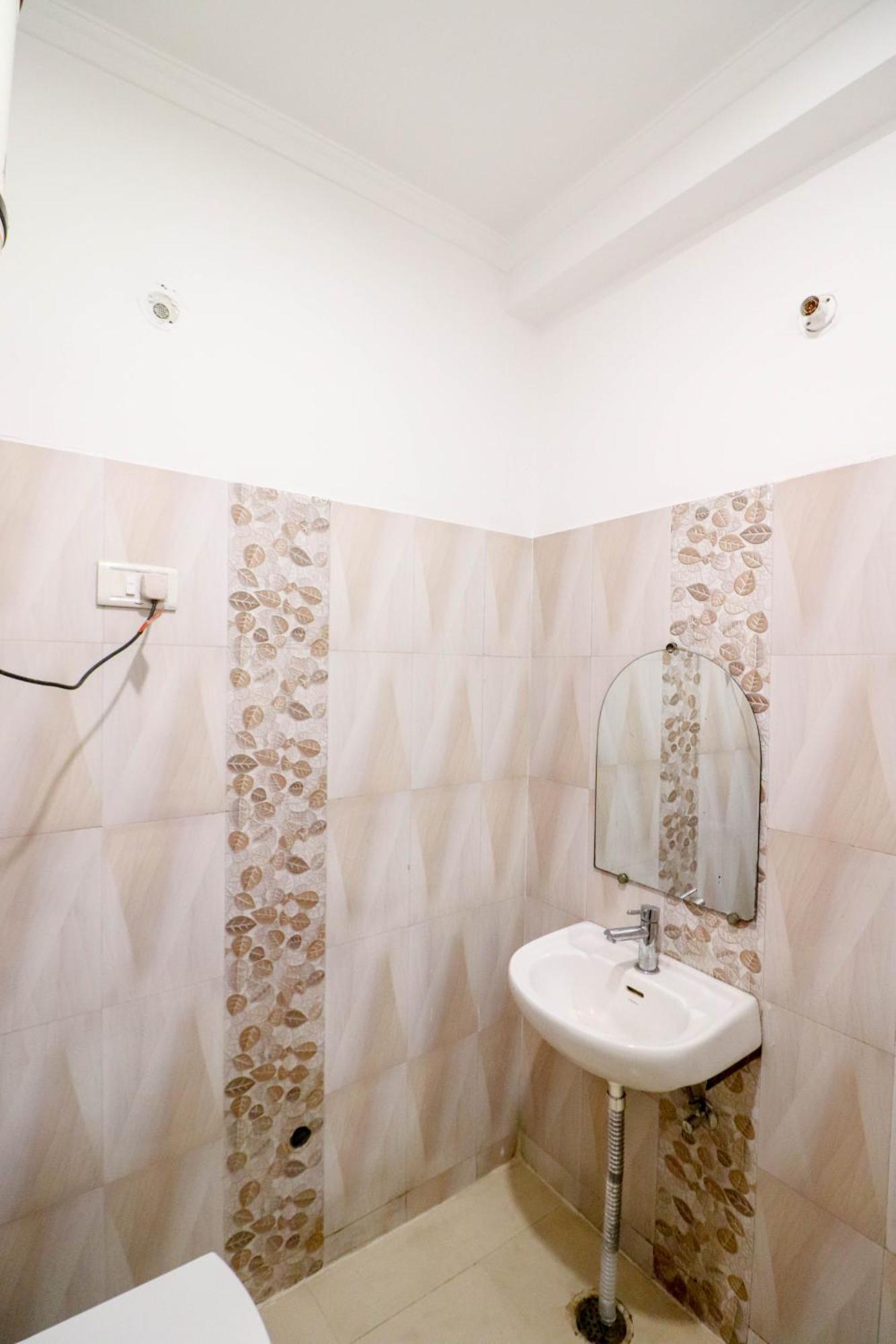 Hotel Devrana Delhi Airport 3*