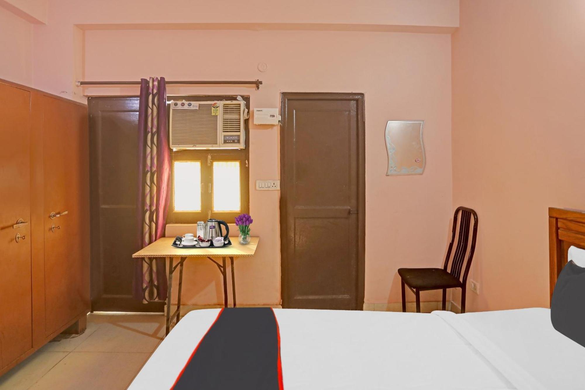 Collection O Mayank Near Iskcon Temple Noida Hotel 4*