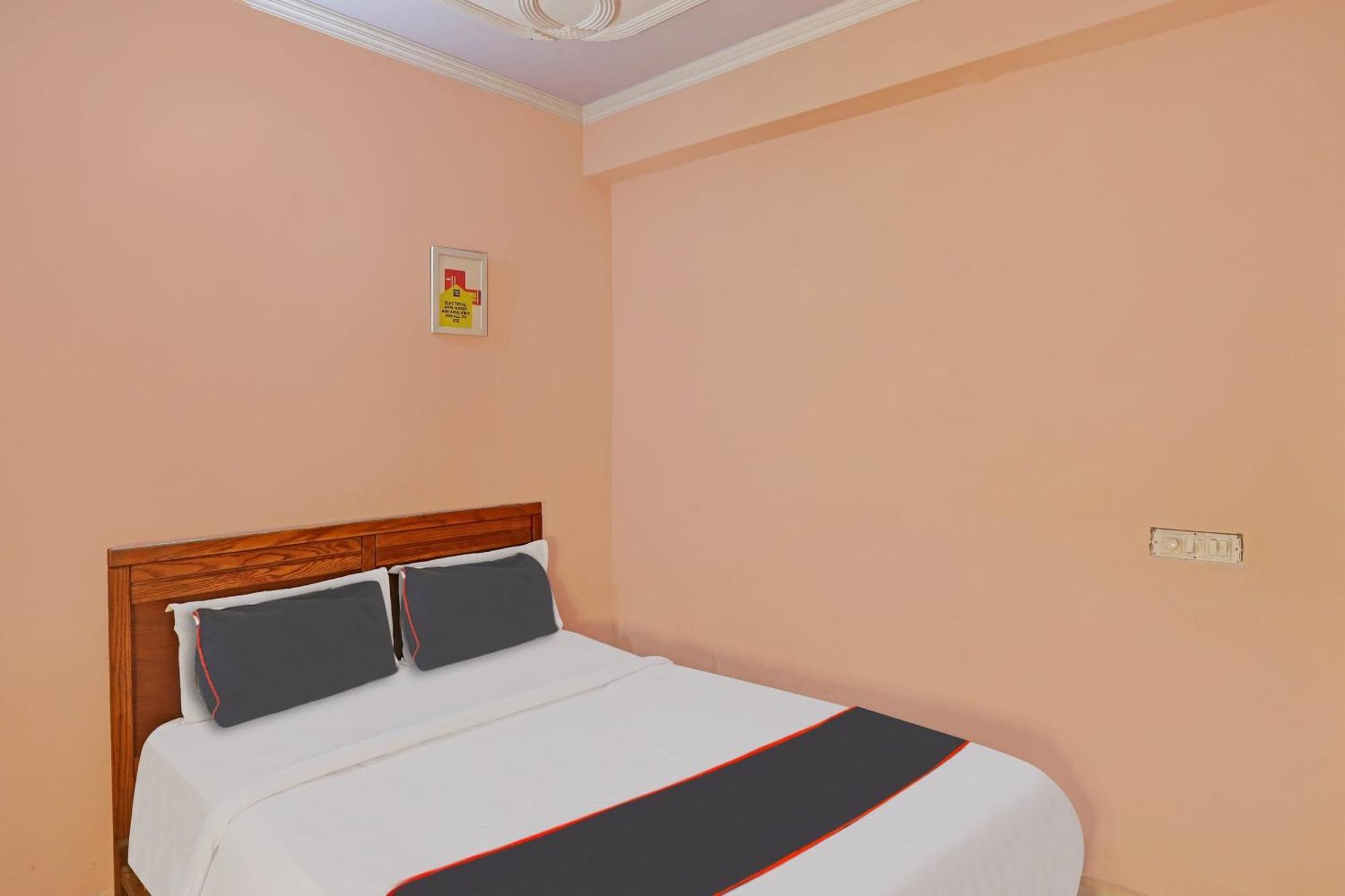 Collection O Mayank Near Iskcon Temple Noida 4*