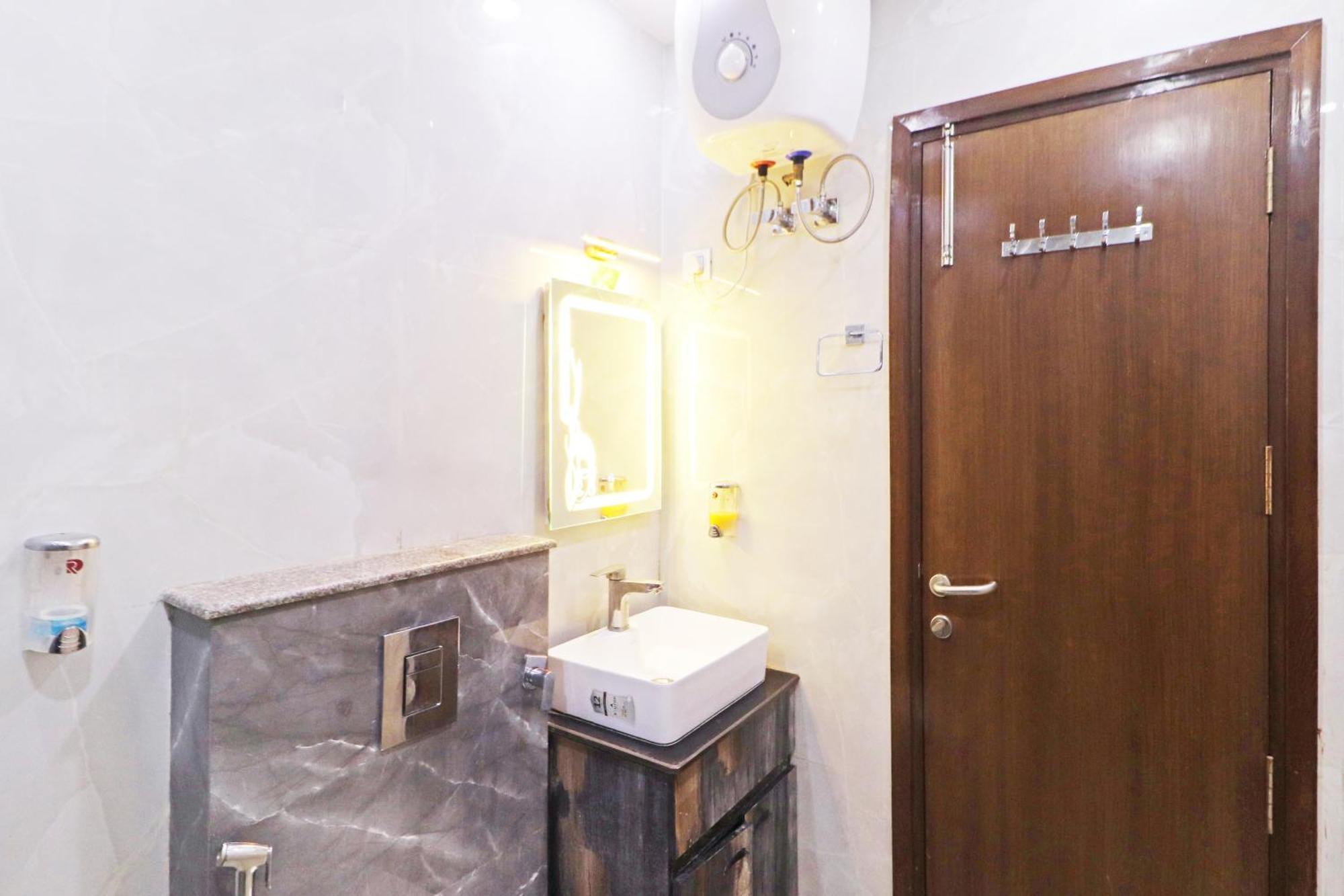 Samrat Residency 10 Mints Walking Distance Nizamuddin Railway Station 4*