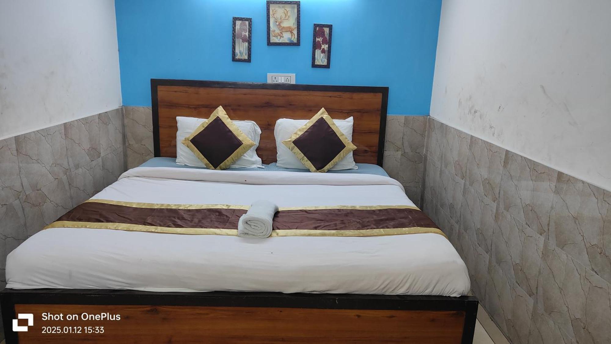 Hotel Moon Chanakyapuri Satya Niketan- Couple Friendly