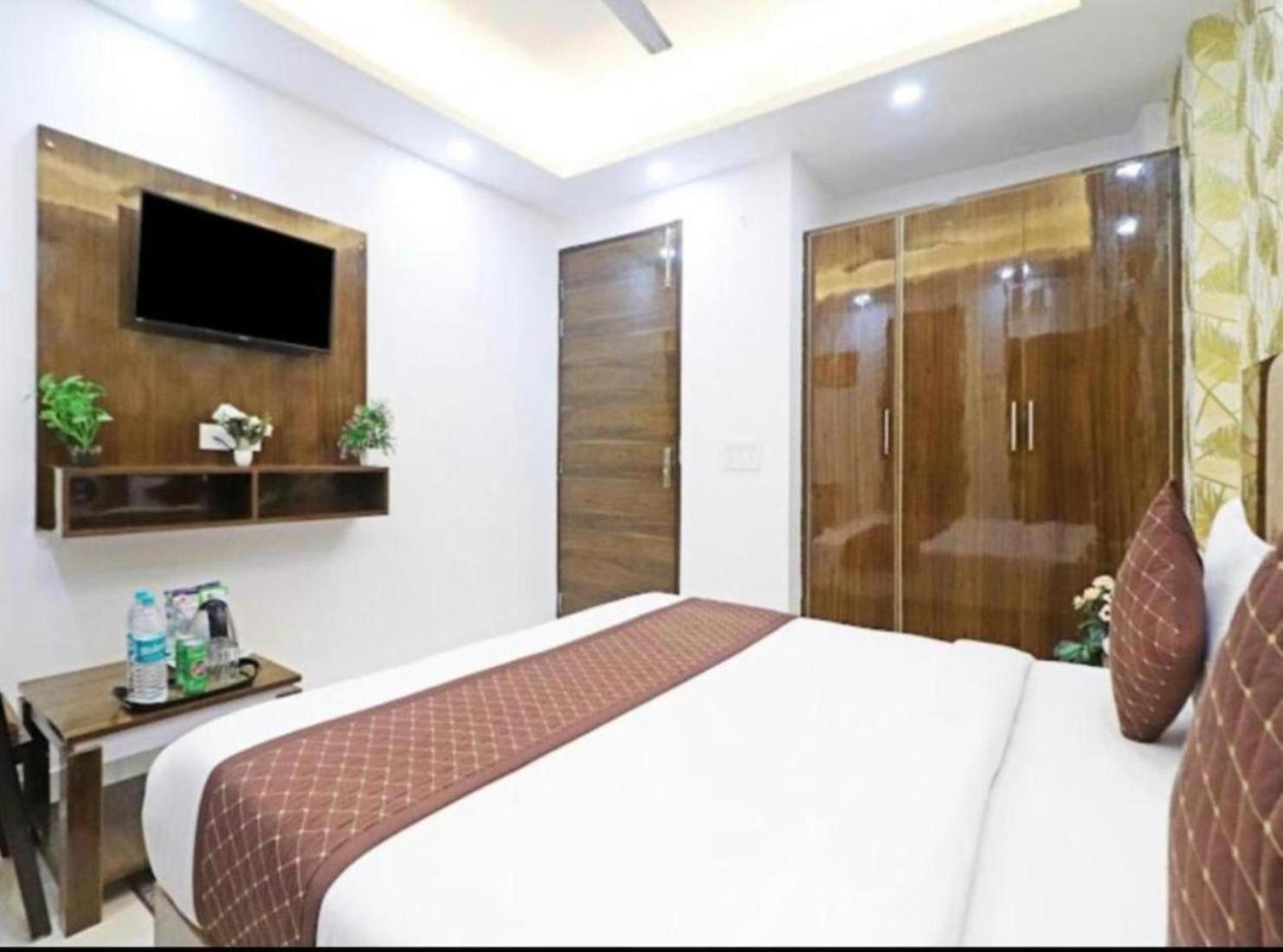 Vijaydeep Place Near Delhi Airport Hotel 3*