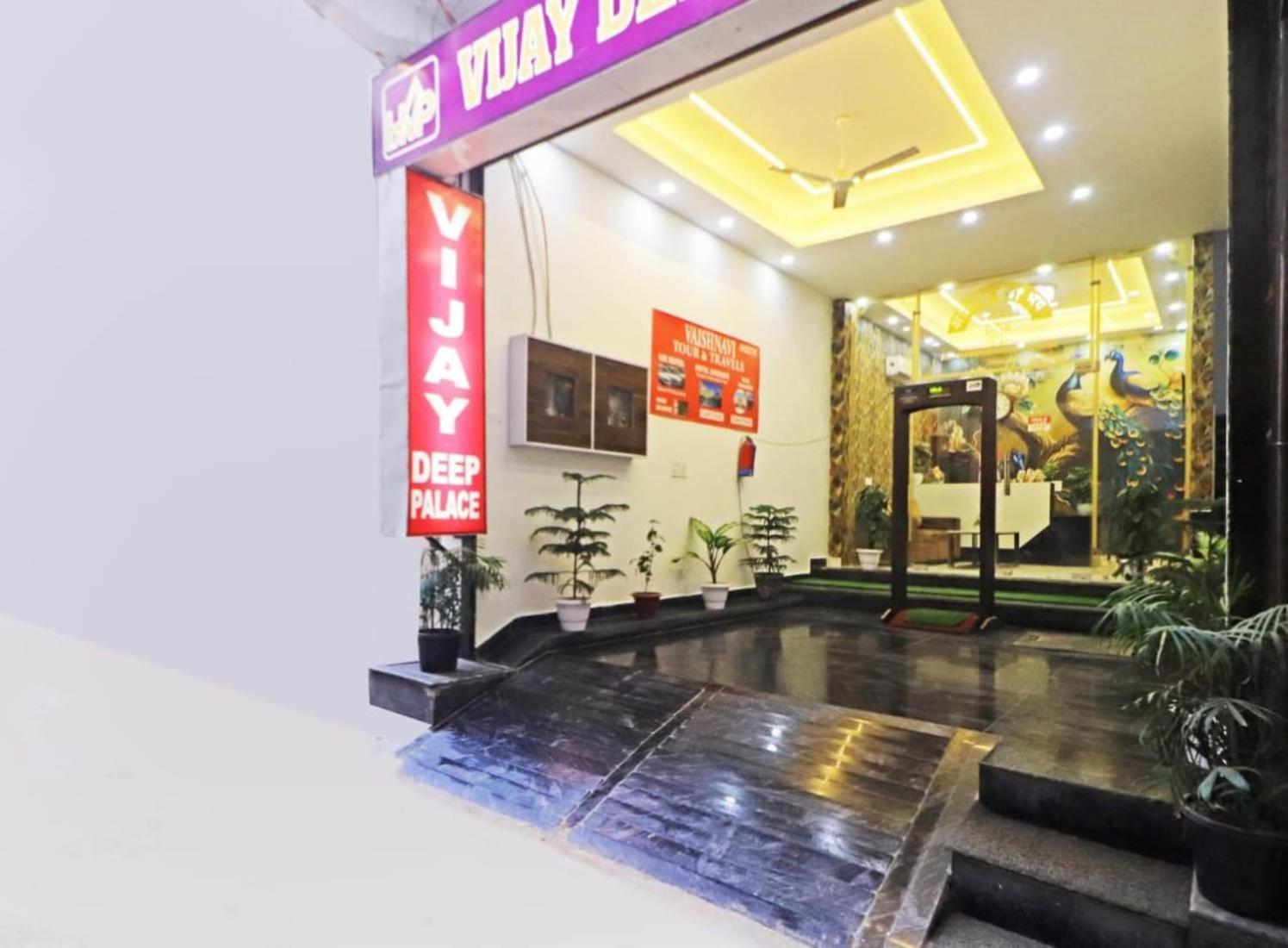 Hotel Vijaydeep Place Near Delhi Airport 3*
