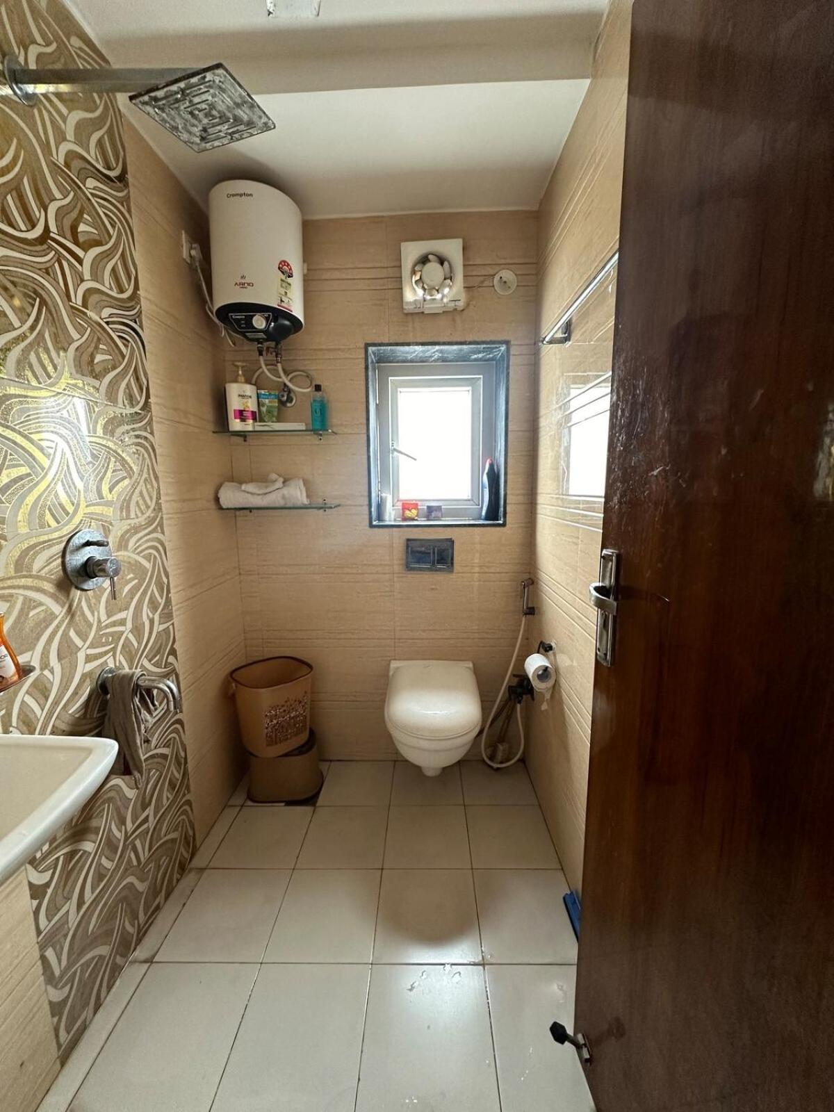 Executive In Dlf Midtown West Delhi
