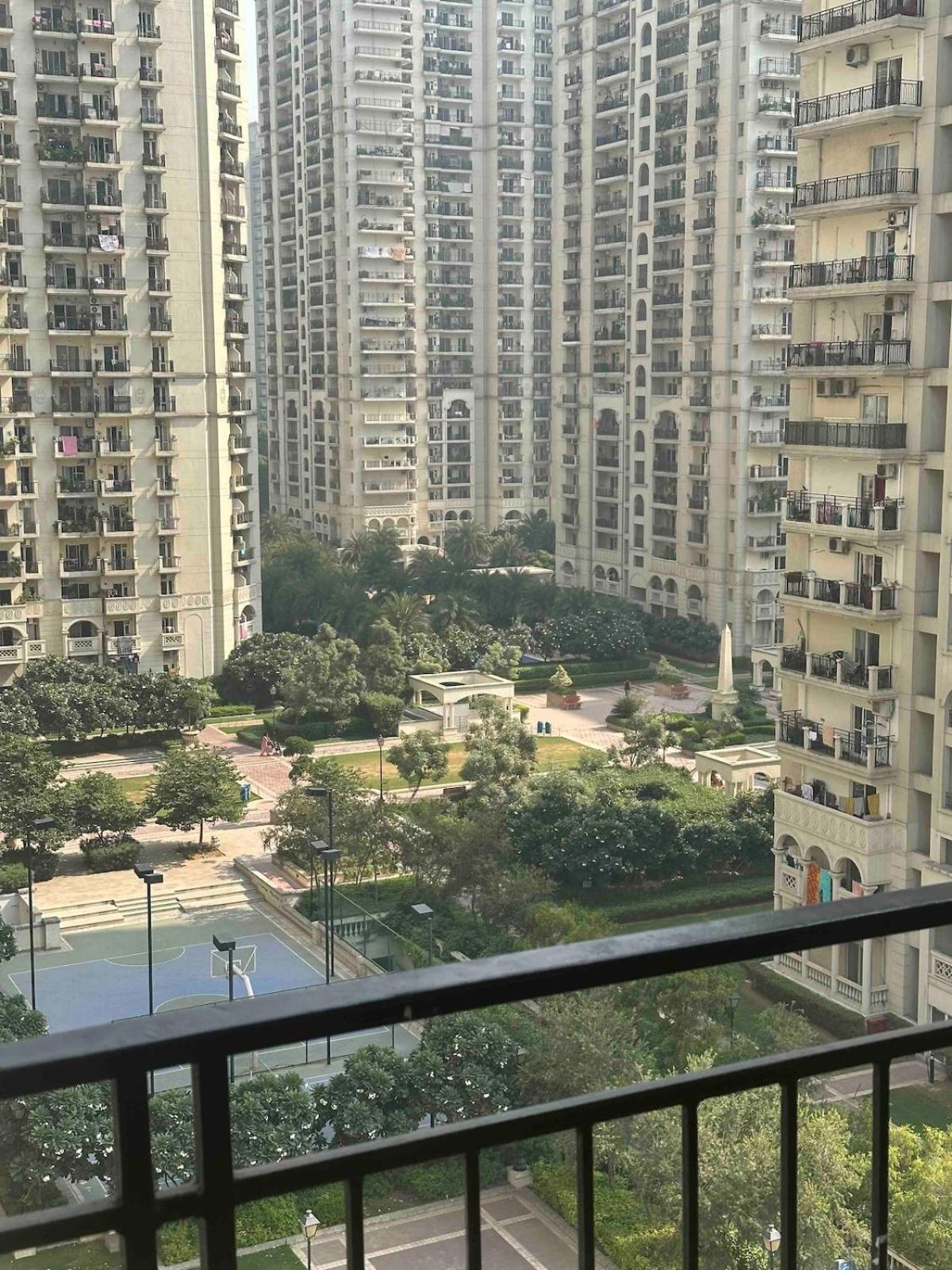 Executive In Dlf Midtown West Delhi