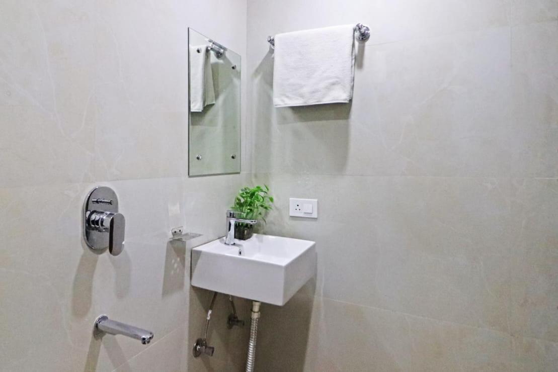 Vijaydeep Place Near Delhi Airport Hotel 3*
