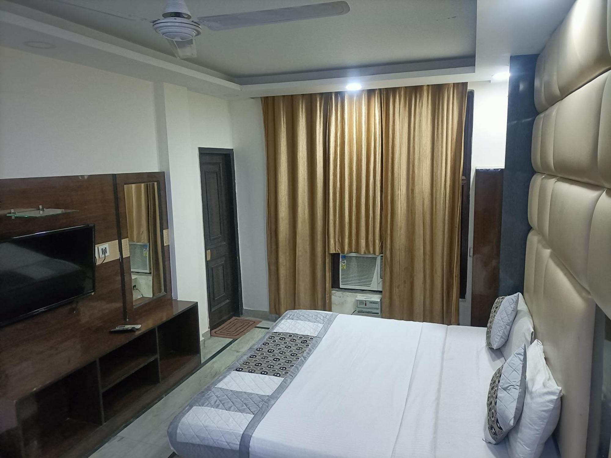 Tela Near Igi Airport Delhi 4*