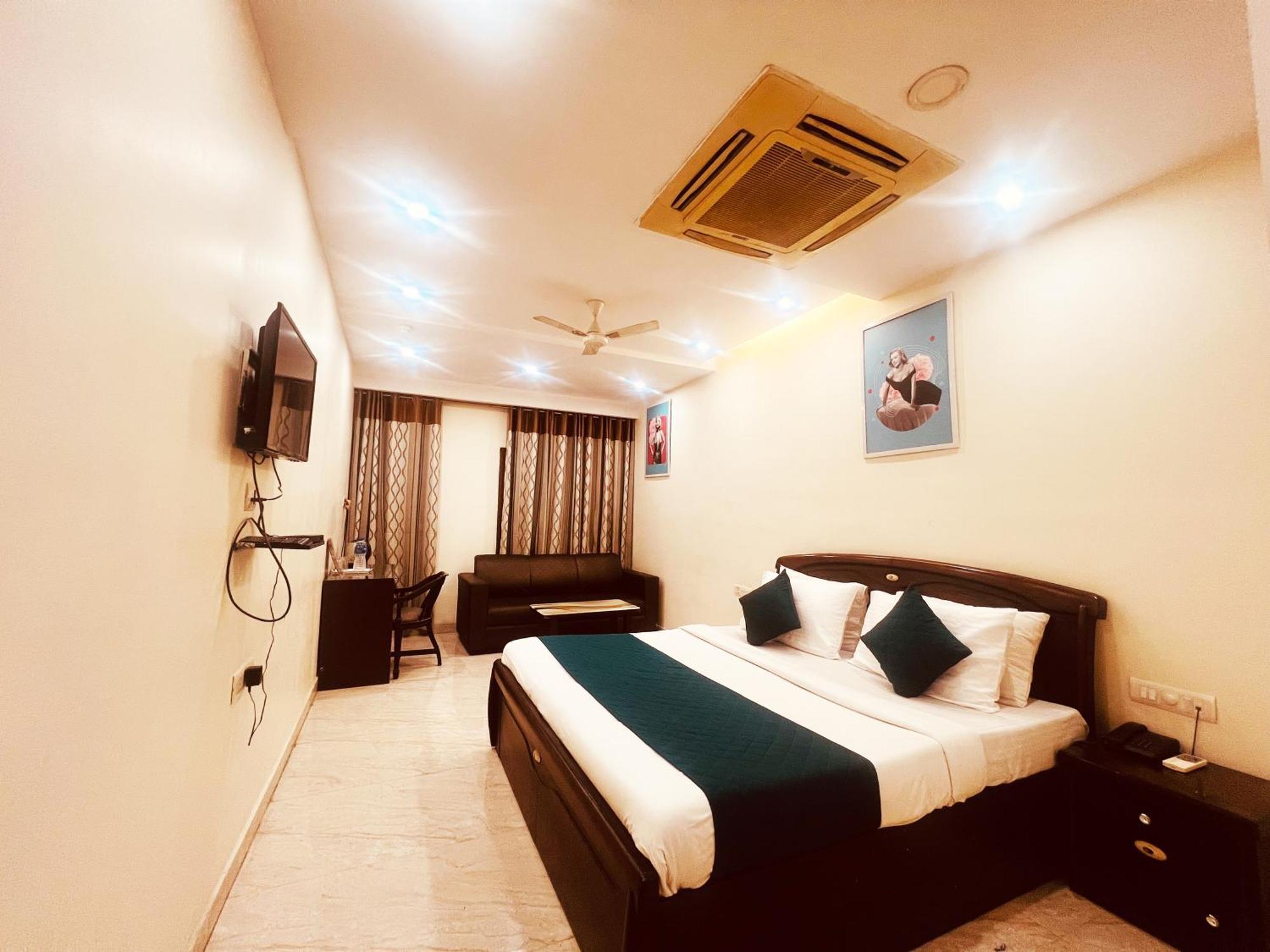 Hotel Lagoona And Banquet Hall