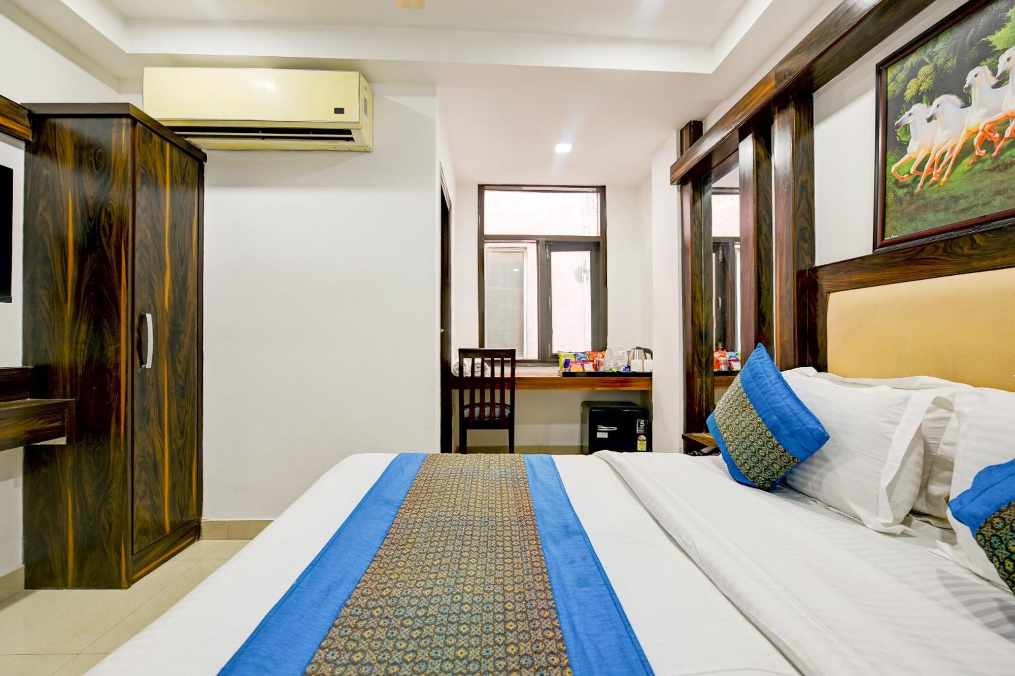 Hotel Bhartia - Train Station