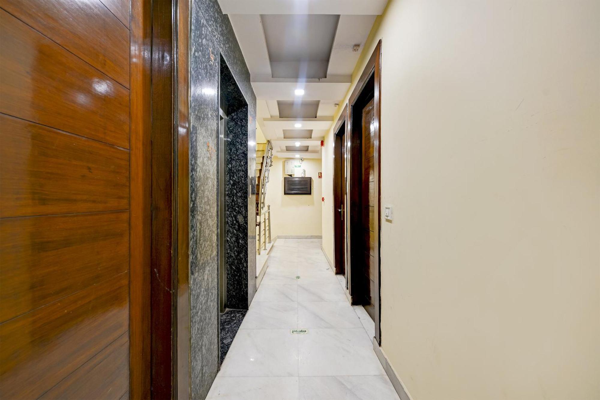 Hotel Bhartia - Train Station