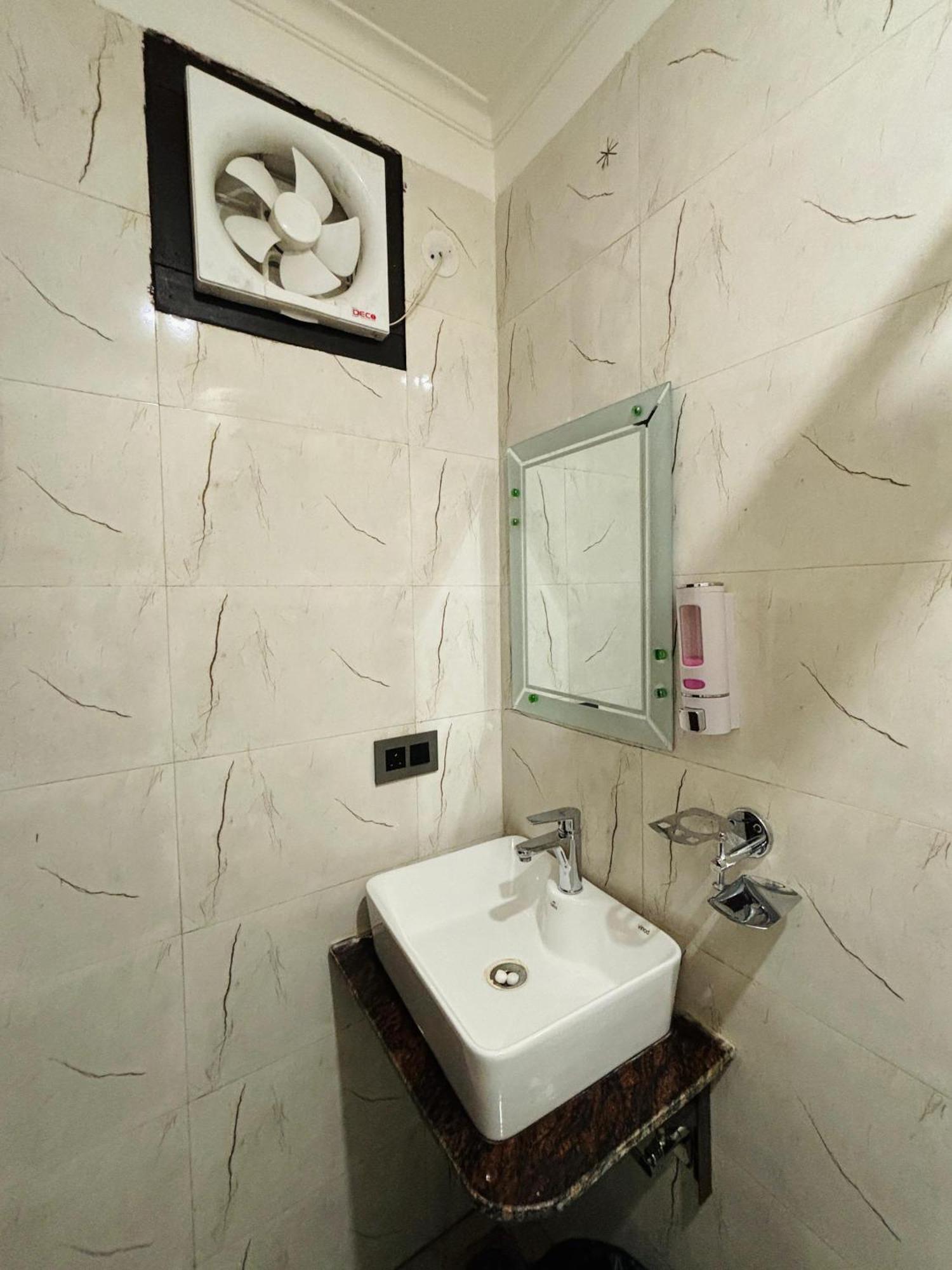 Ecg Grand Inn-near Delhi Airport * New Delhi