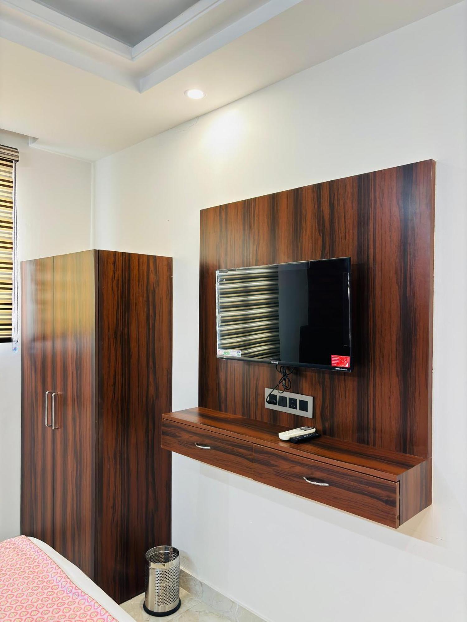 Hotel Ecg Grand Inn-near Delhi Airport